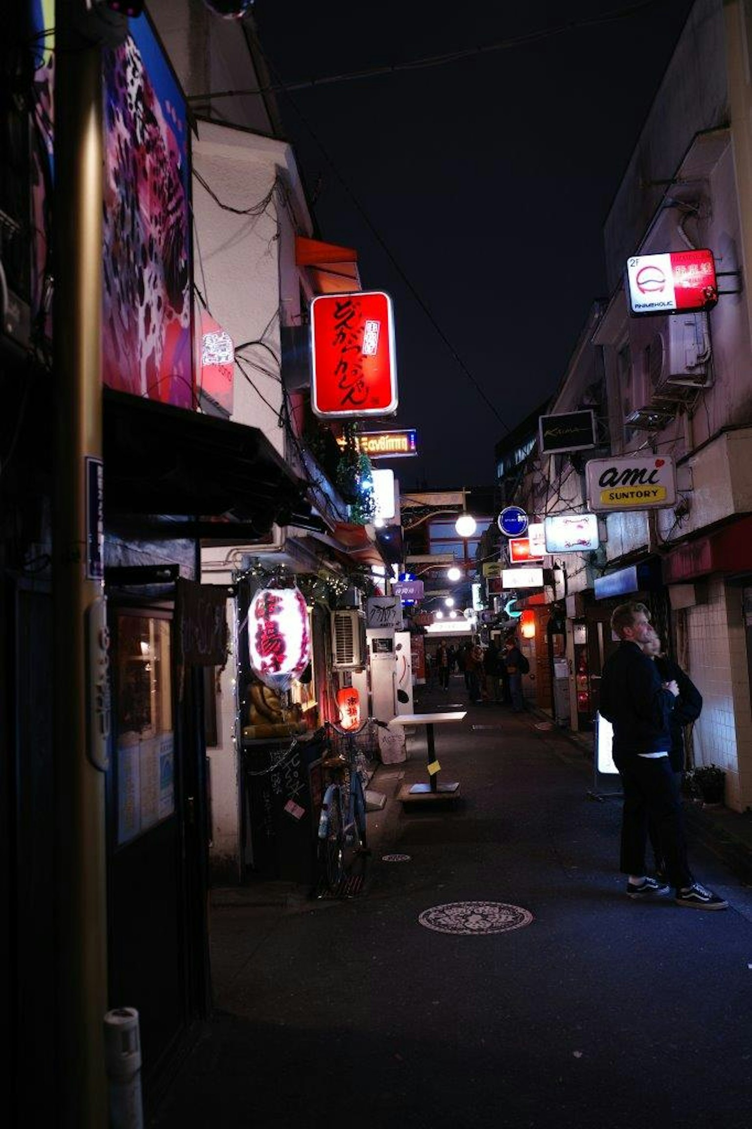 밤의 좁은 거리 풍경과 네온 사인