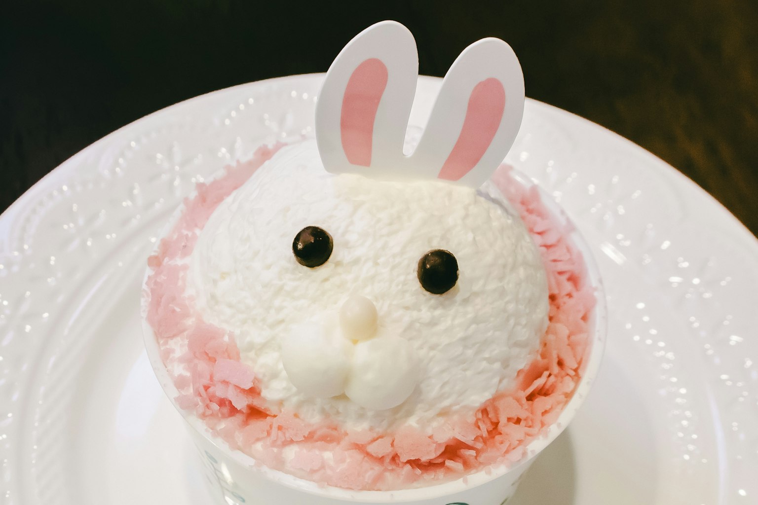 ของหวานไอศกรีมรูปกระต่าย ไอศกรีมสีขาวและสีชมพูพร้อมหูกระต่าย