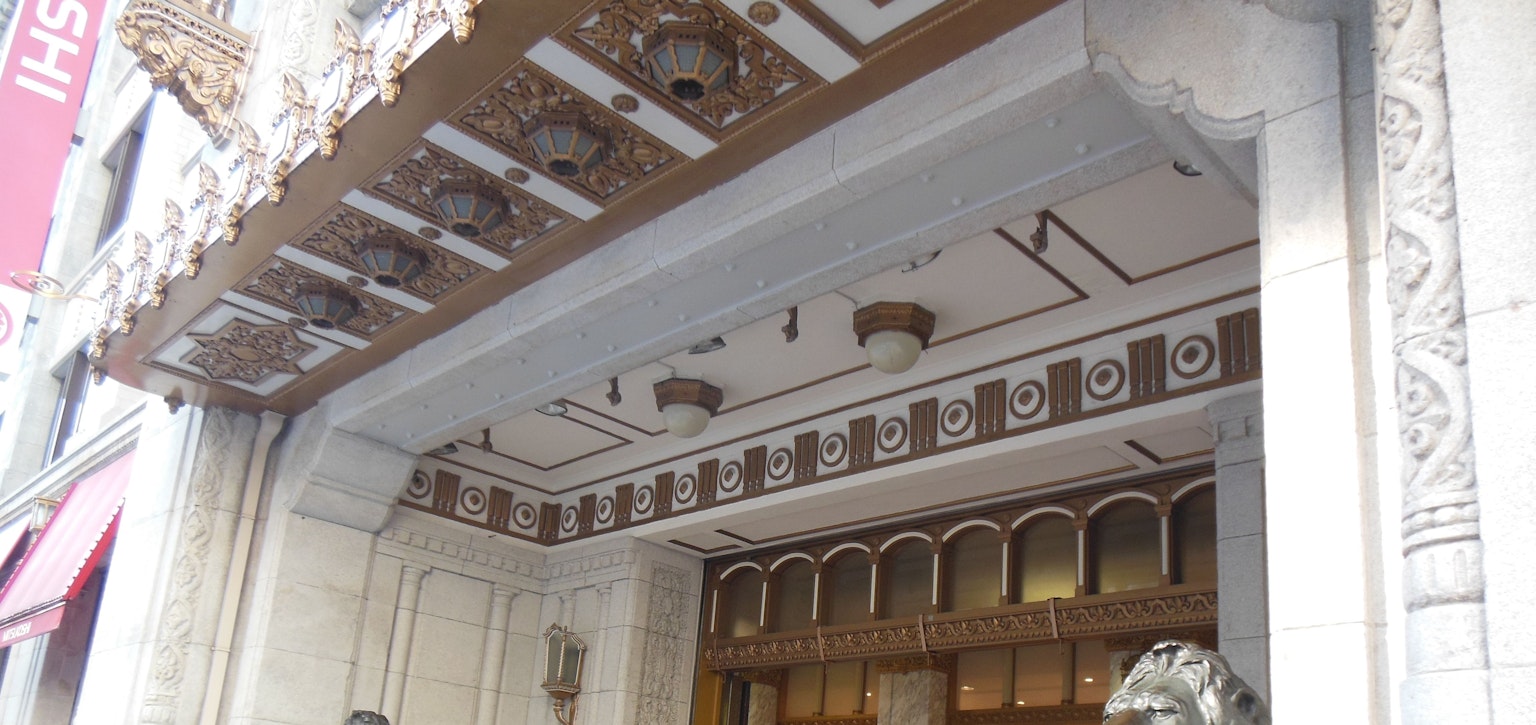Entrata di un edificio storico con facciata decorativa e finestre ad arco