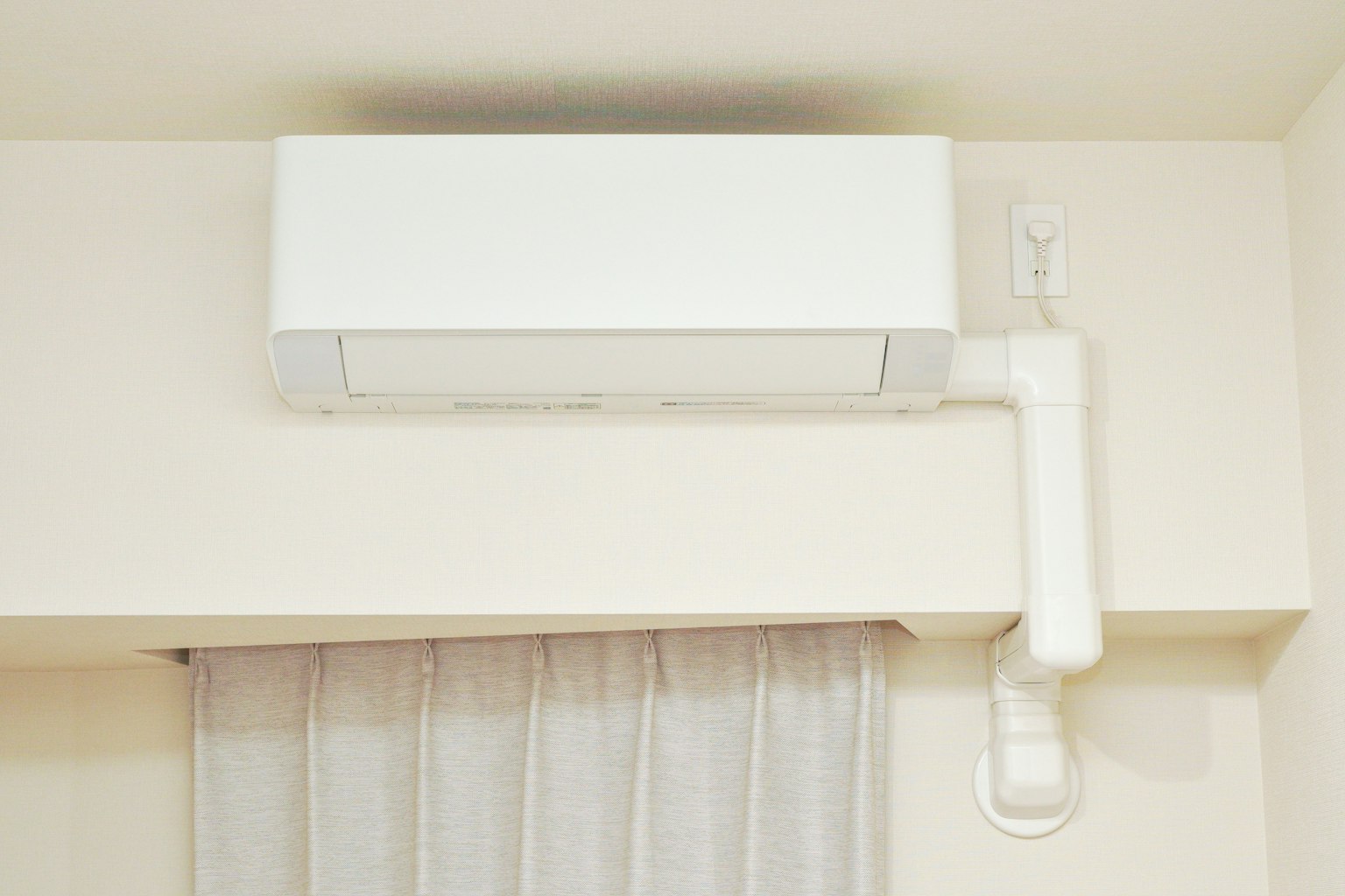 Image intérieure avec un climatiseur mural blanc