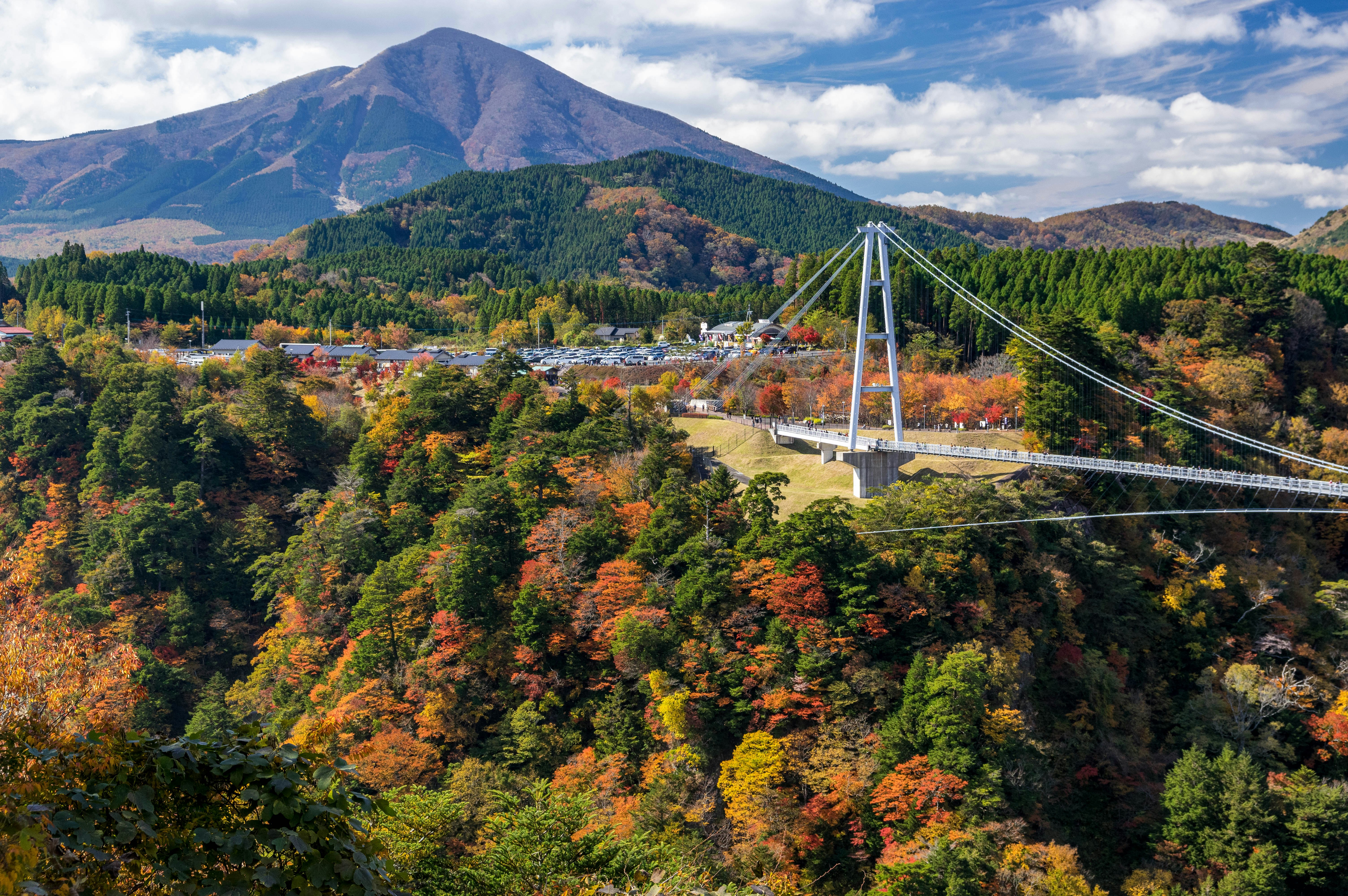 紅葉の山並みと渓谷に架かる橋の眺め