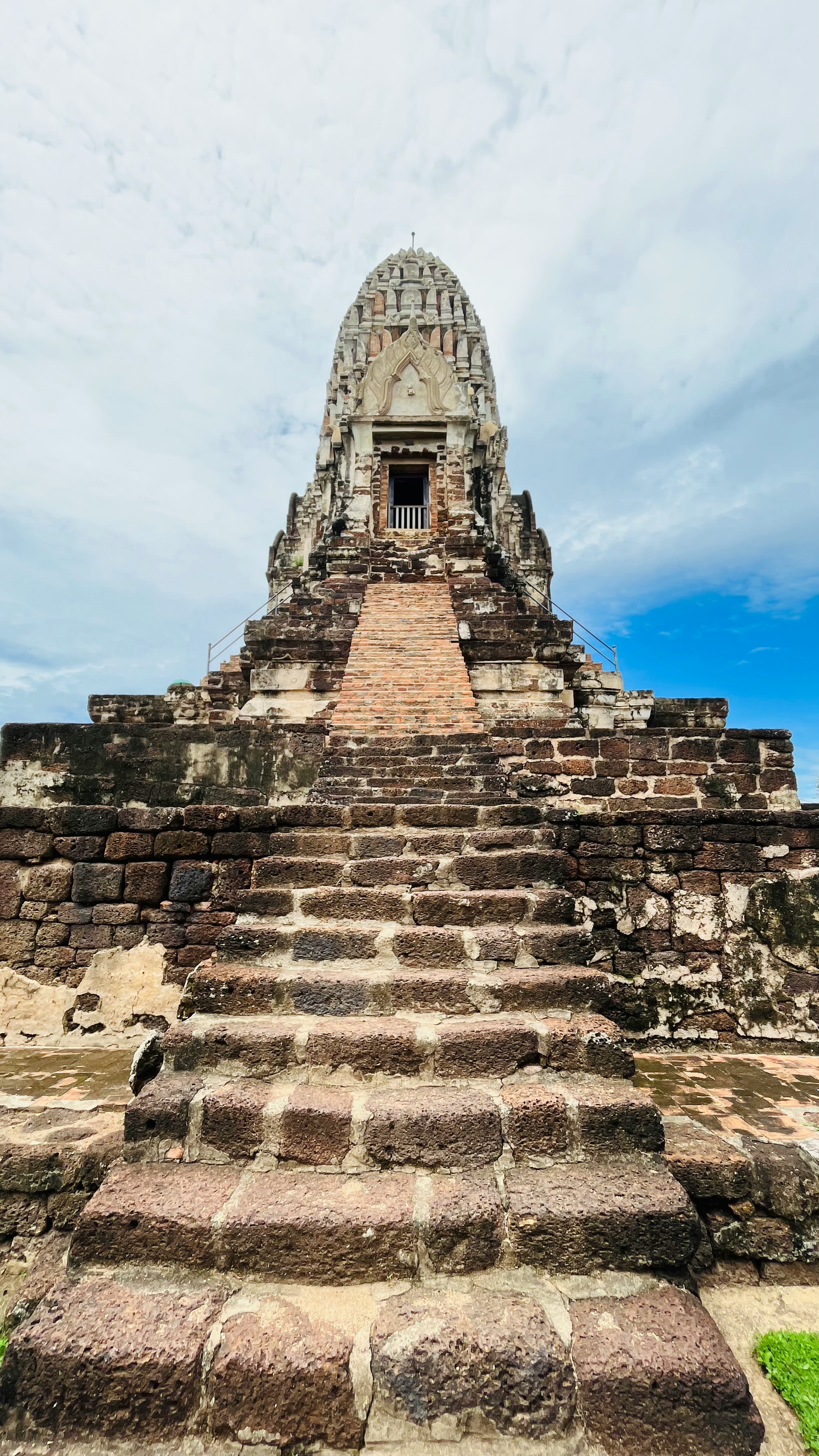 ruinas de un templo con escaleras de piedra y una torre