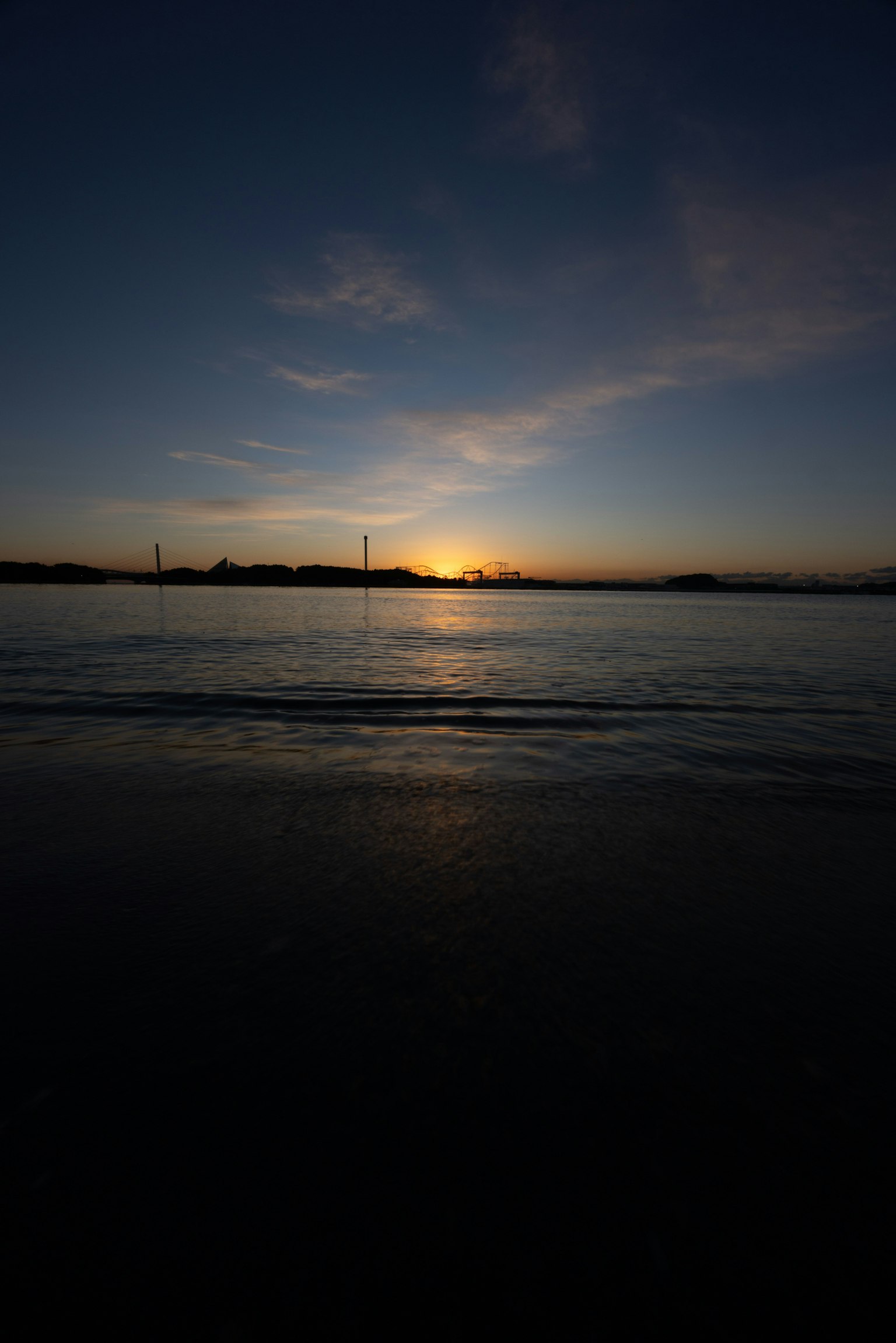 Hermoso paisaje del atardecer sobre el mar con reflejos de luz en el agua