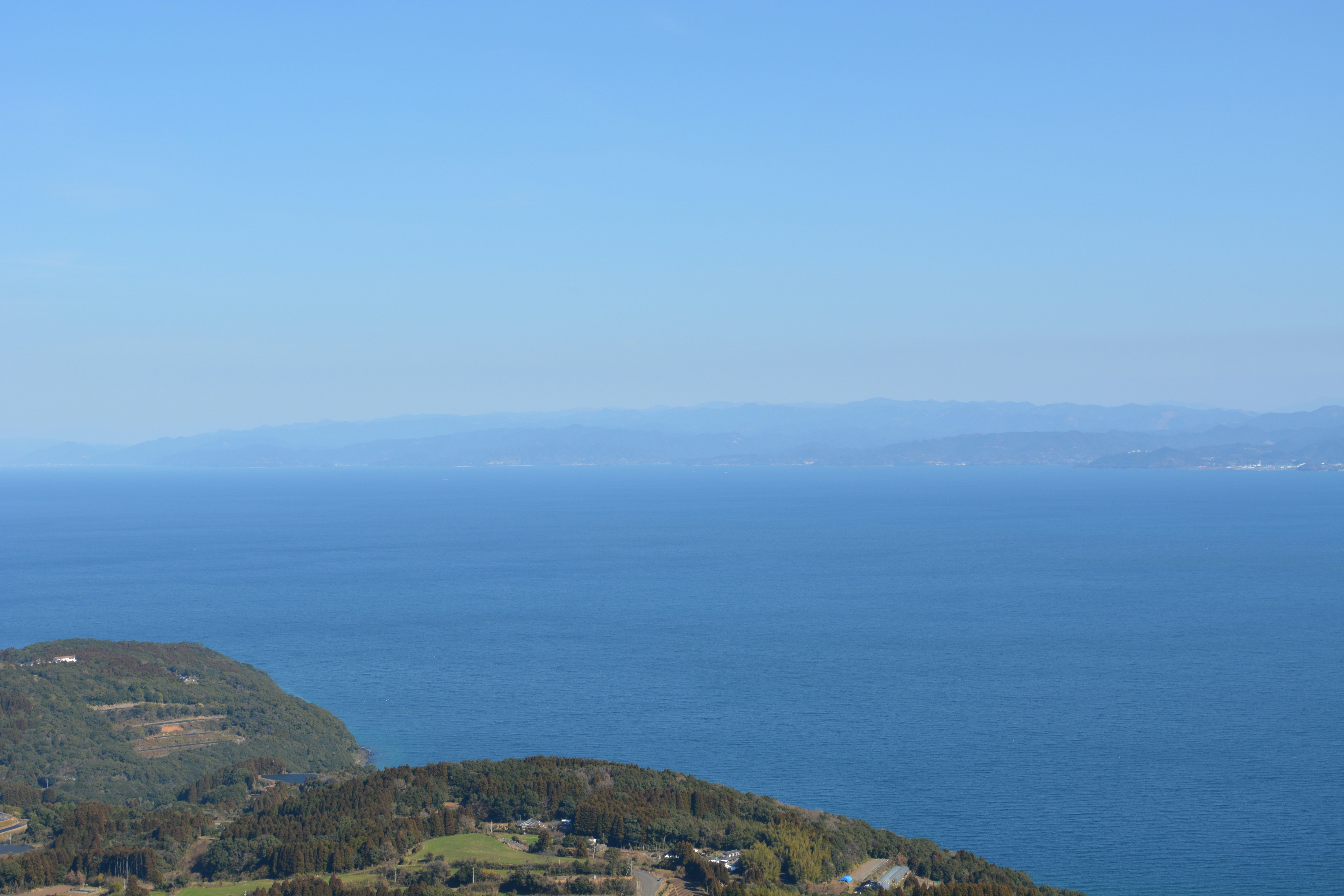 海を見下ろす山の稜線と広がる水平線