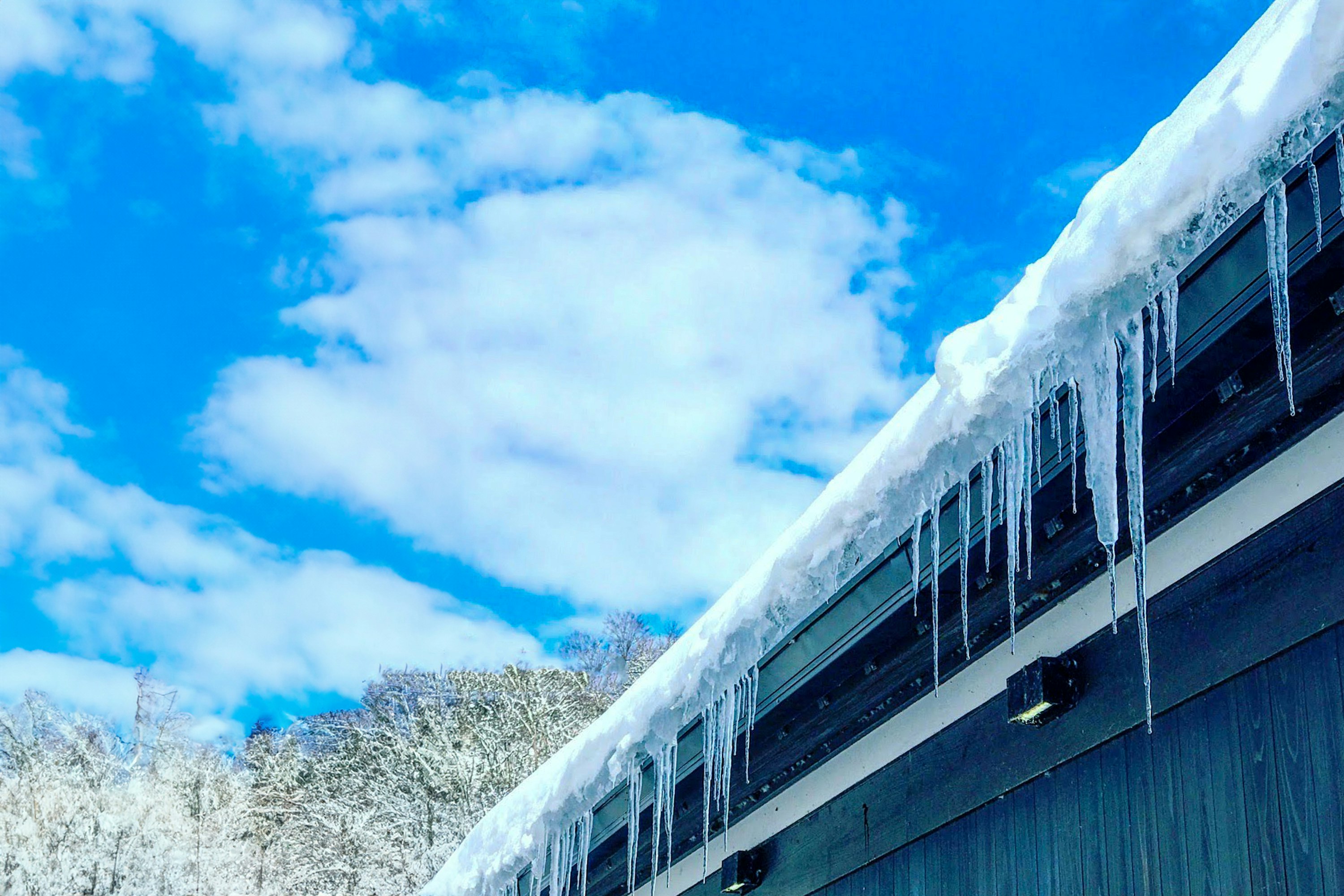zugefahrener Waggon mit Schnee unter blauem Himmel