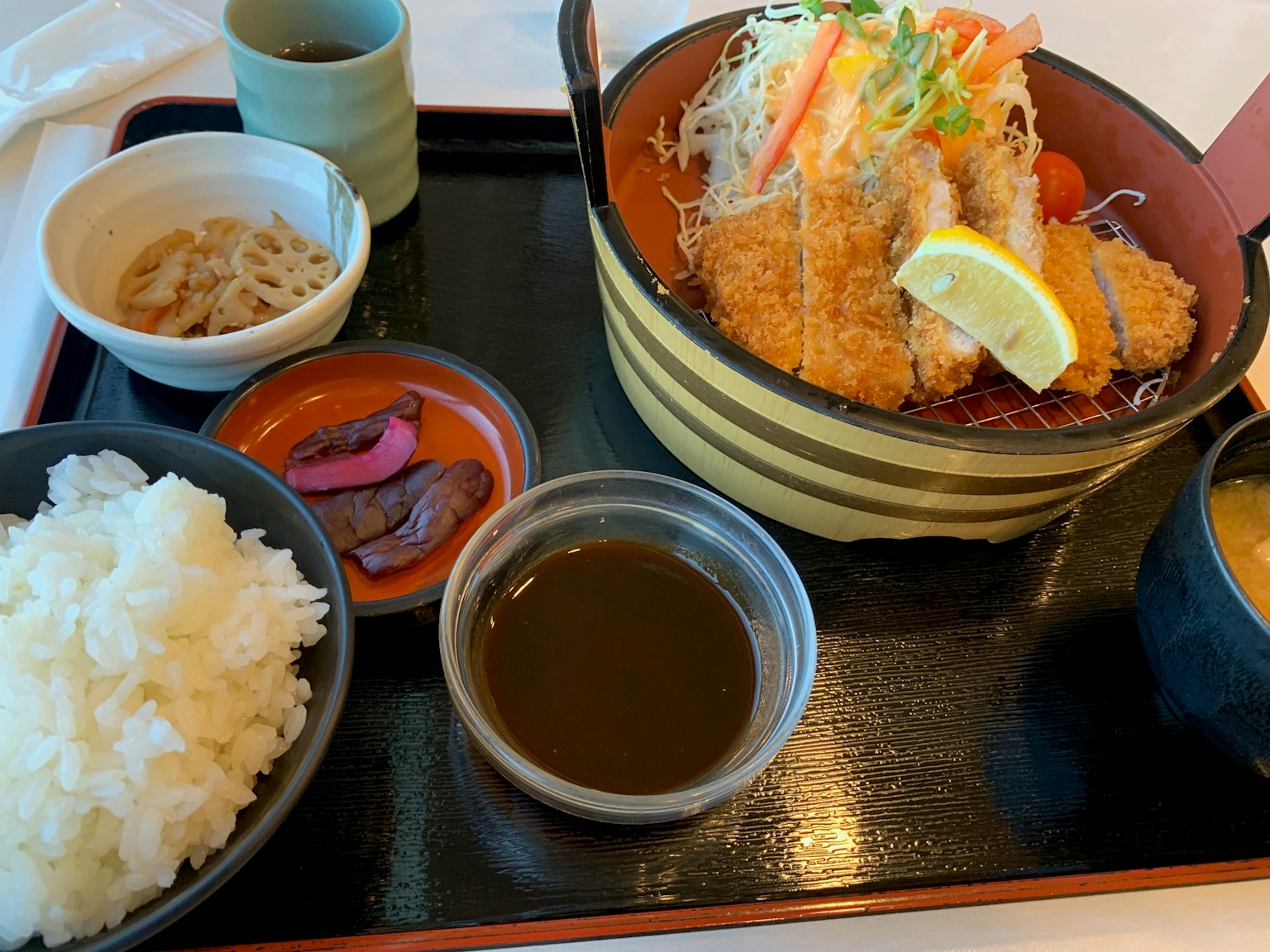 Makanan Jepang yang disajikan dengan indah, menampilkan piring makanan goreng dan nasi