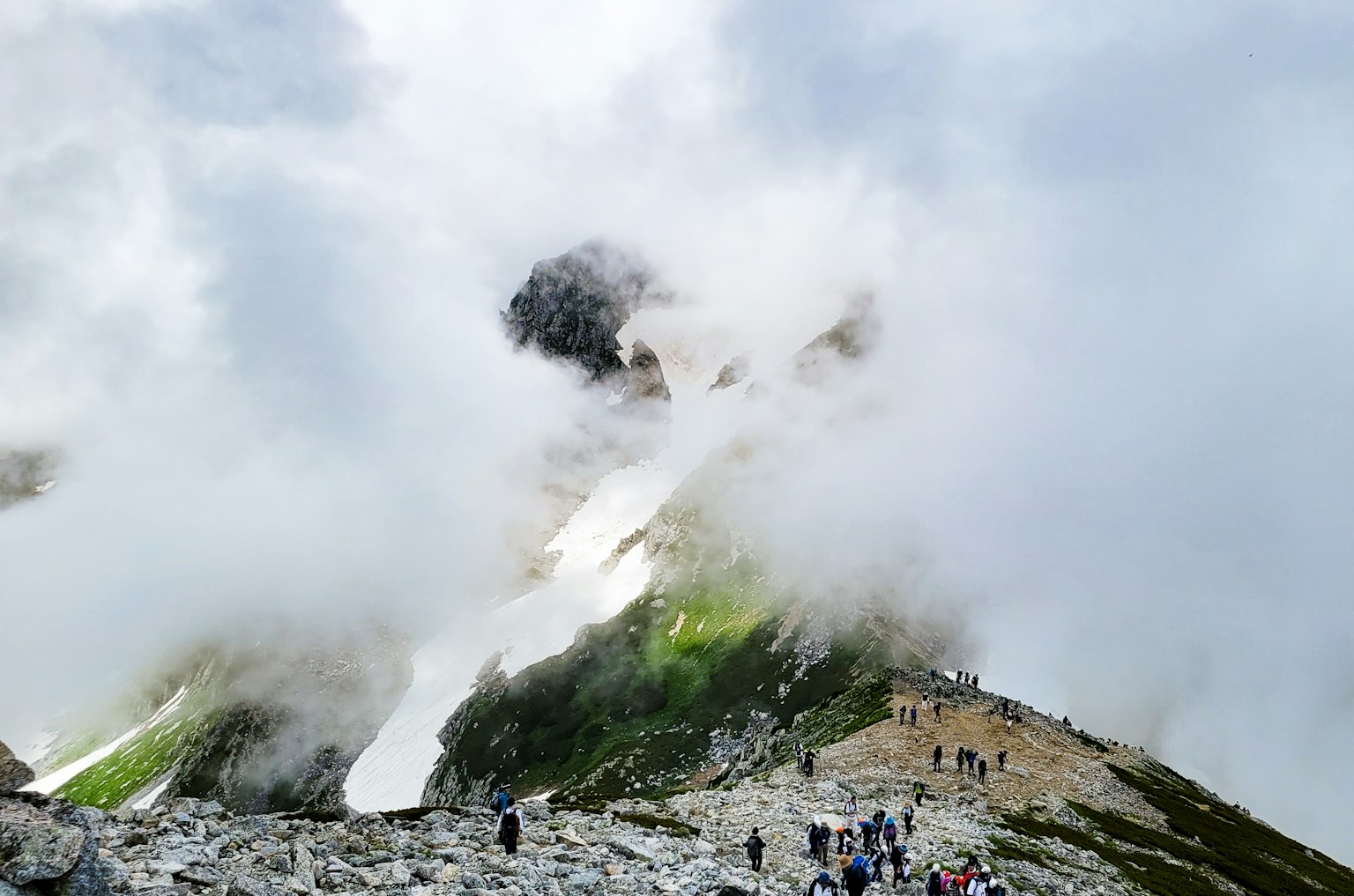 笼罩在雾中的山景和徒步旅行者