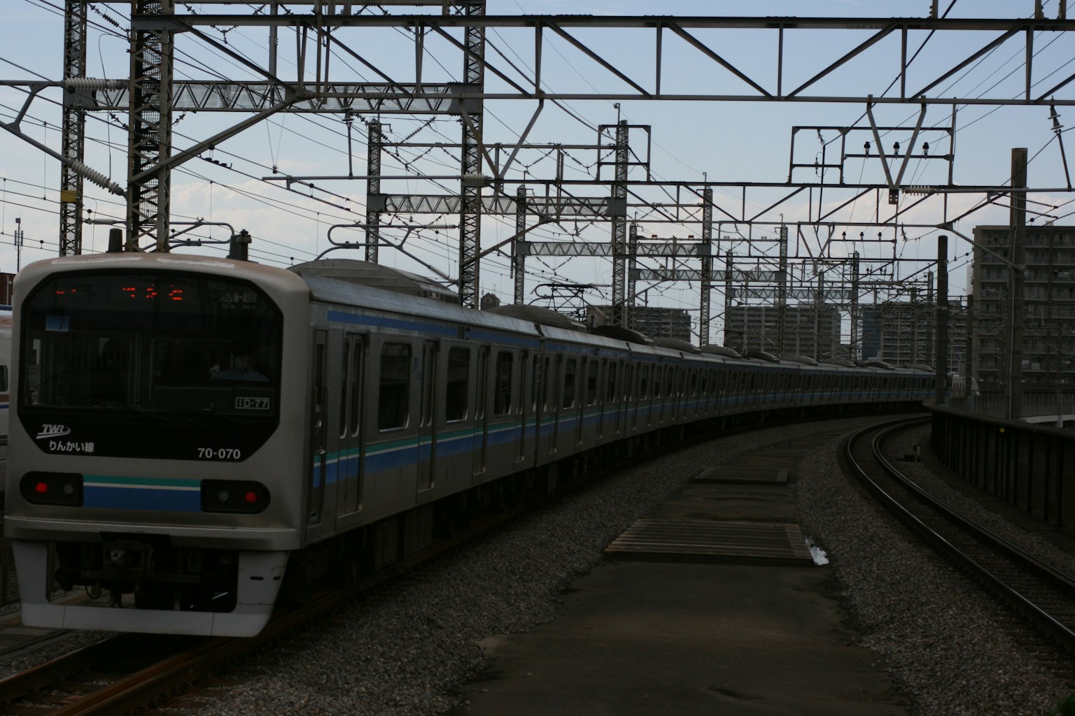 Treno su una curva con linee elettriche sopraelevate