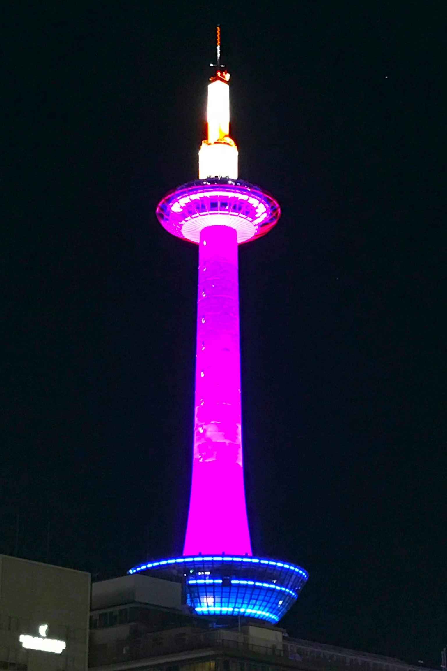 Torre di Kyoto splendidamente illuminata di notte