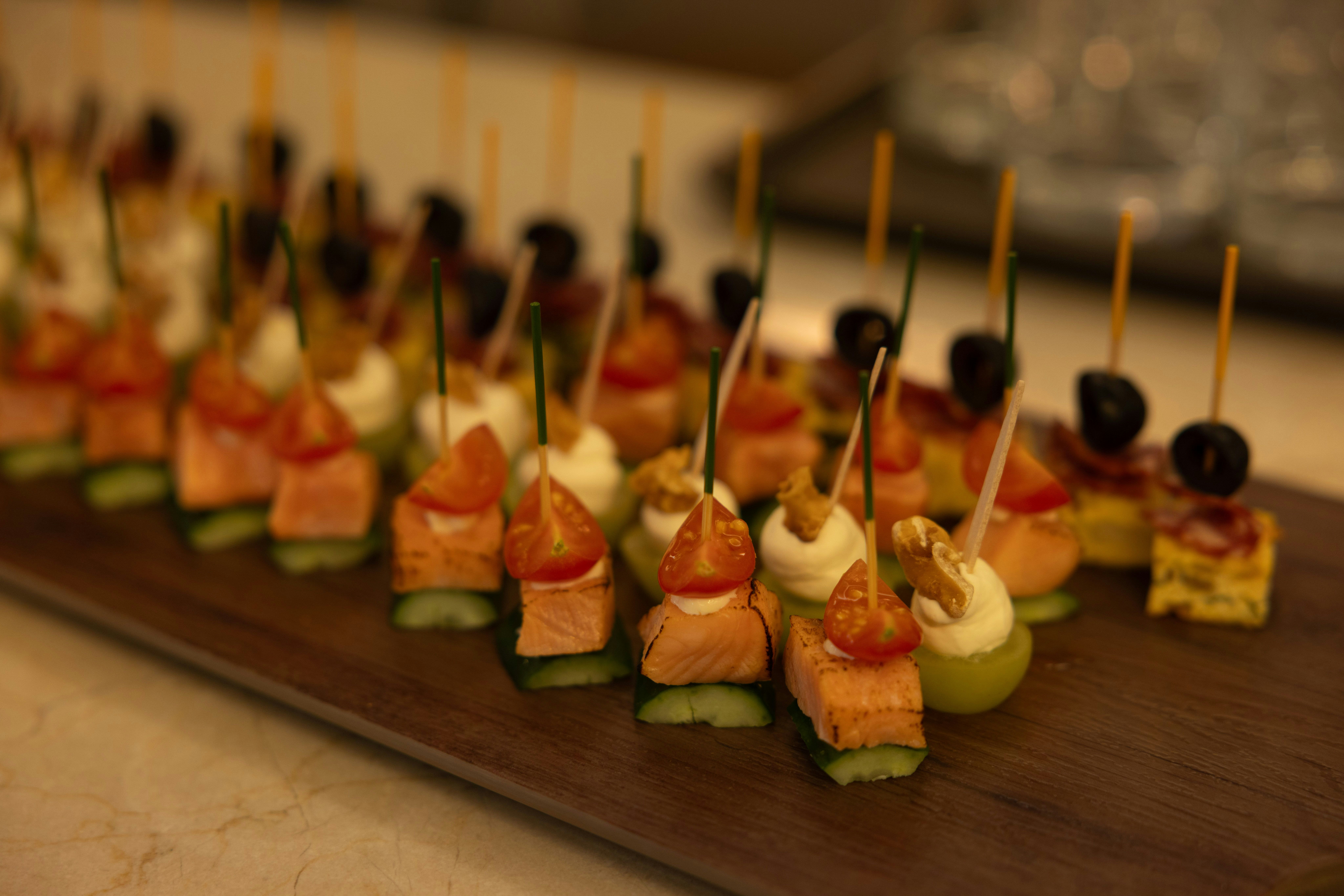 canapés nhiều màu được bày trên khay