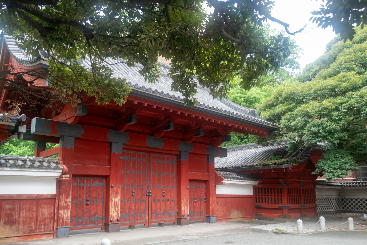 傳統日本建築，紅色大門和郁郁蔥蔥的樹木