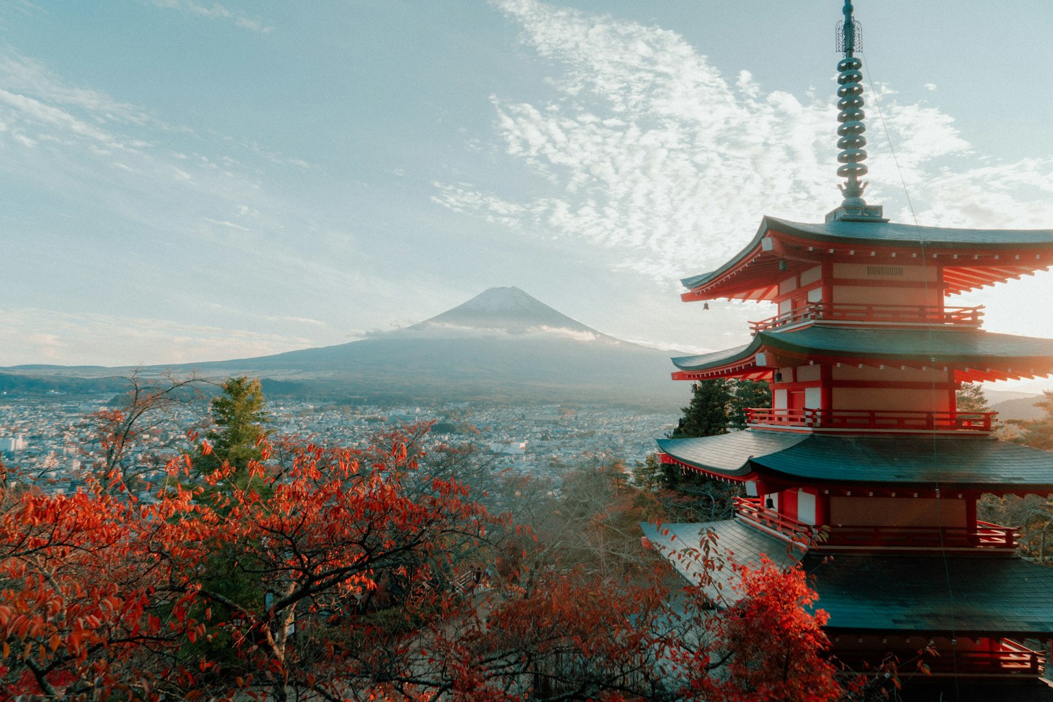 五層塔與背景中的富士山和秋季樹葉的風景