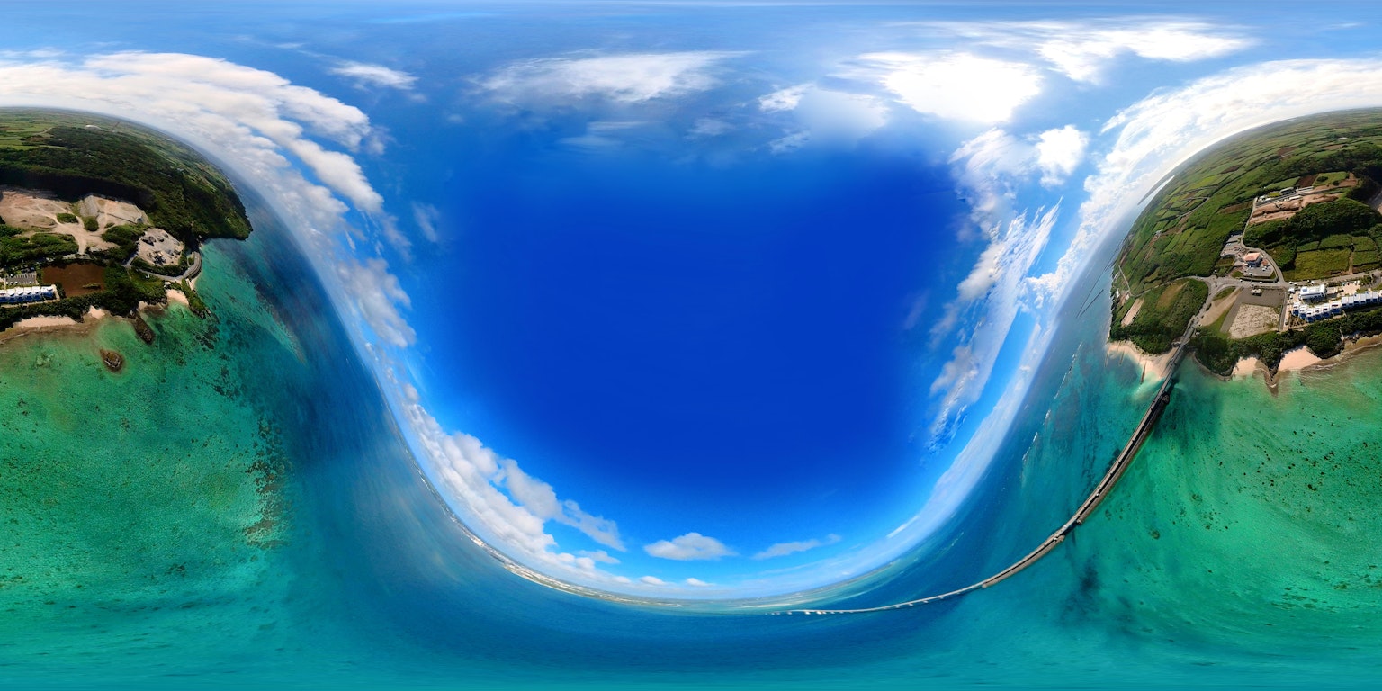 美麗的藍色海洋和天空景觀，綠色島嶼和碼頭