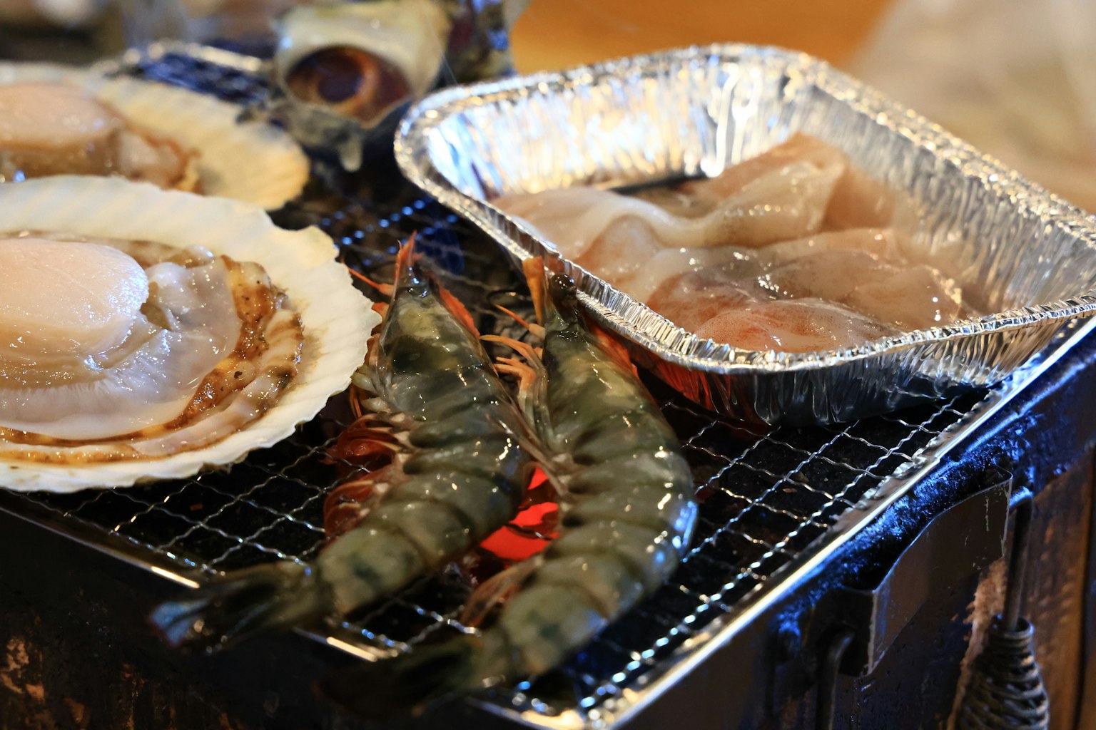 Ein Meeresfrüchteplatten mit Garnelen und Jakobsmuscheln zum Grillen