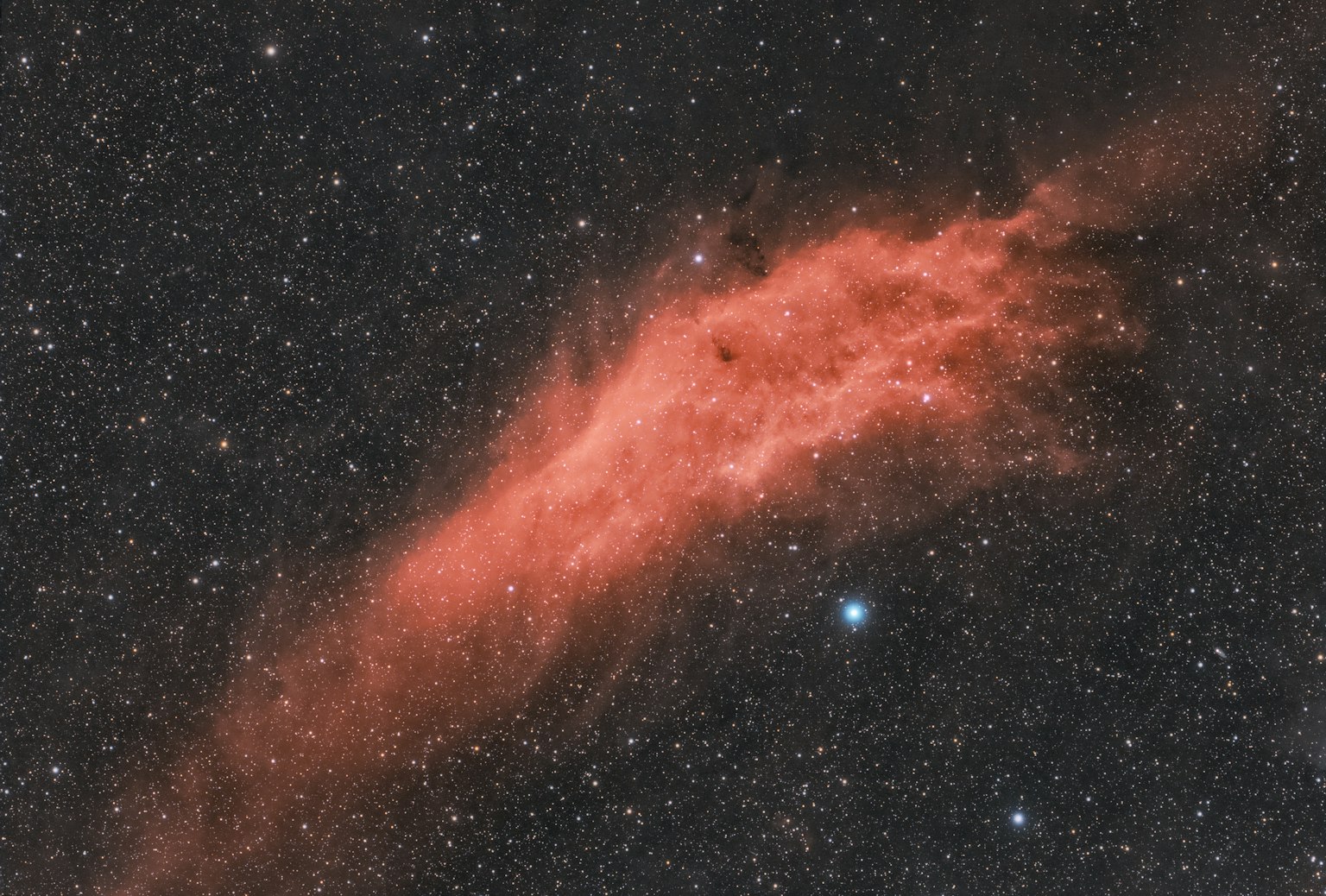 Una hermosa vista de una nube roja y estrellas en el espacio