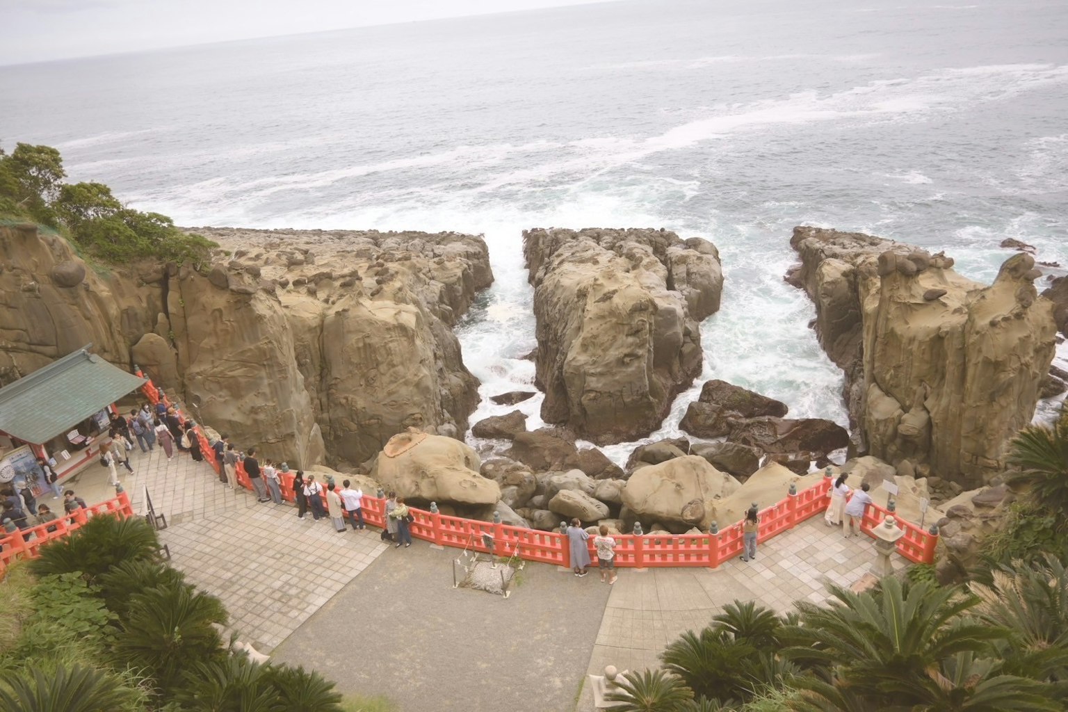 海岸风景与聚集在岩石形成周围的人们