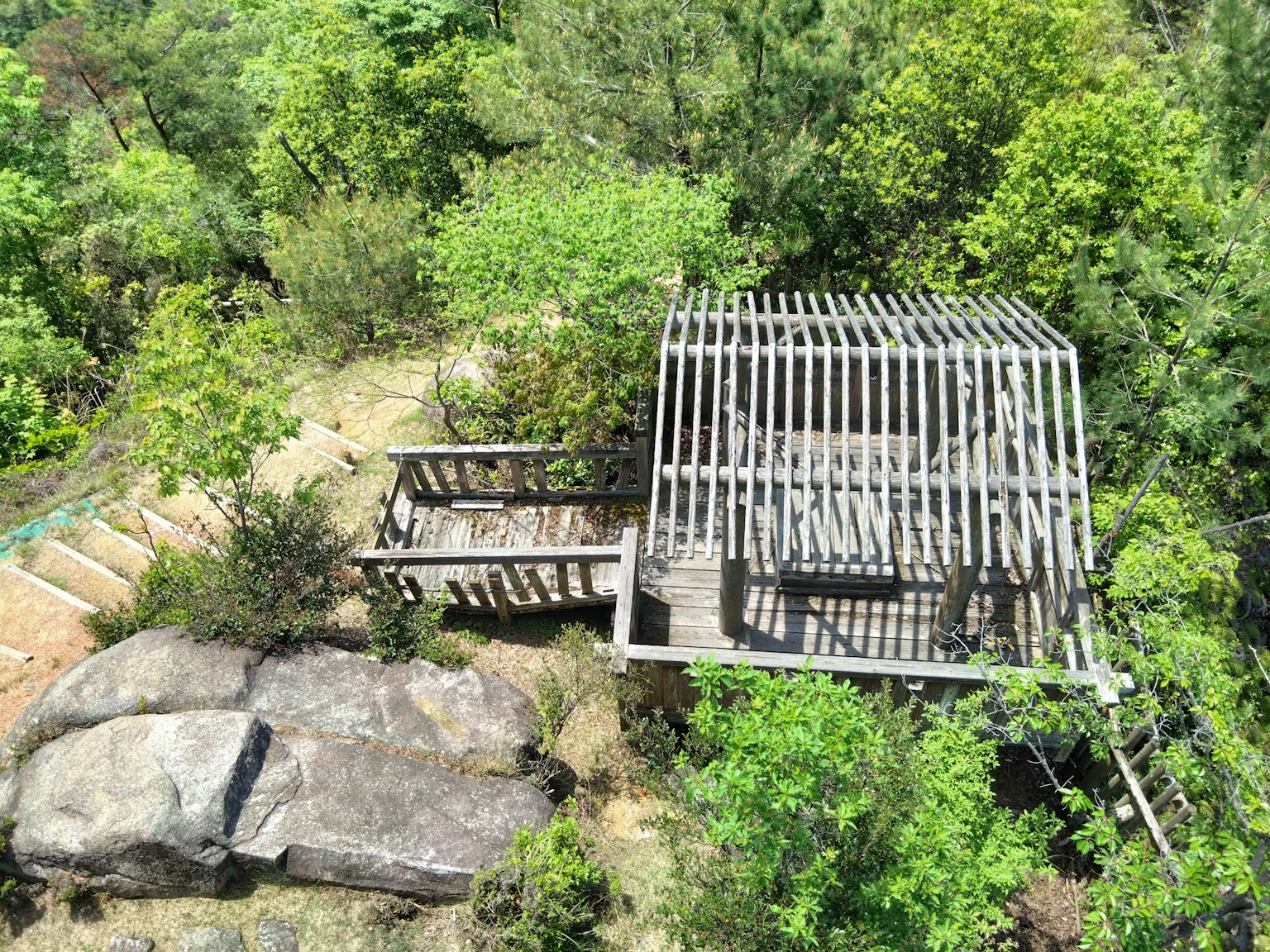 Estructura de madera y rocas en un paisaje verde