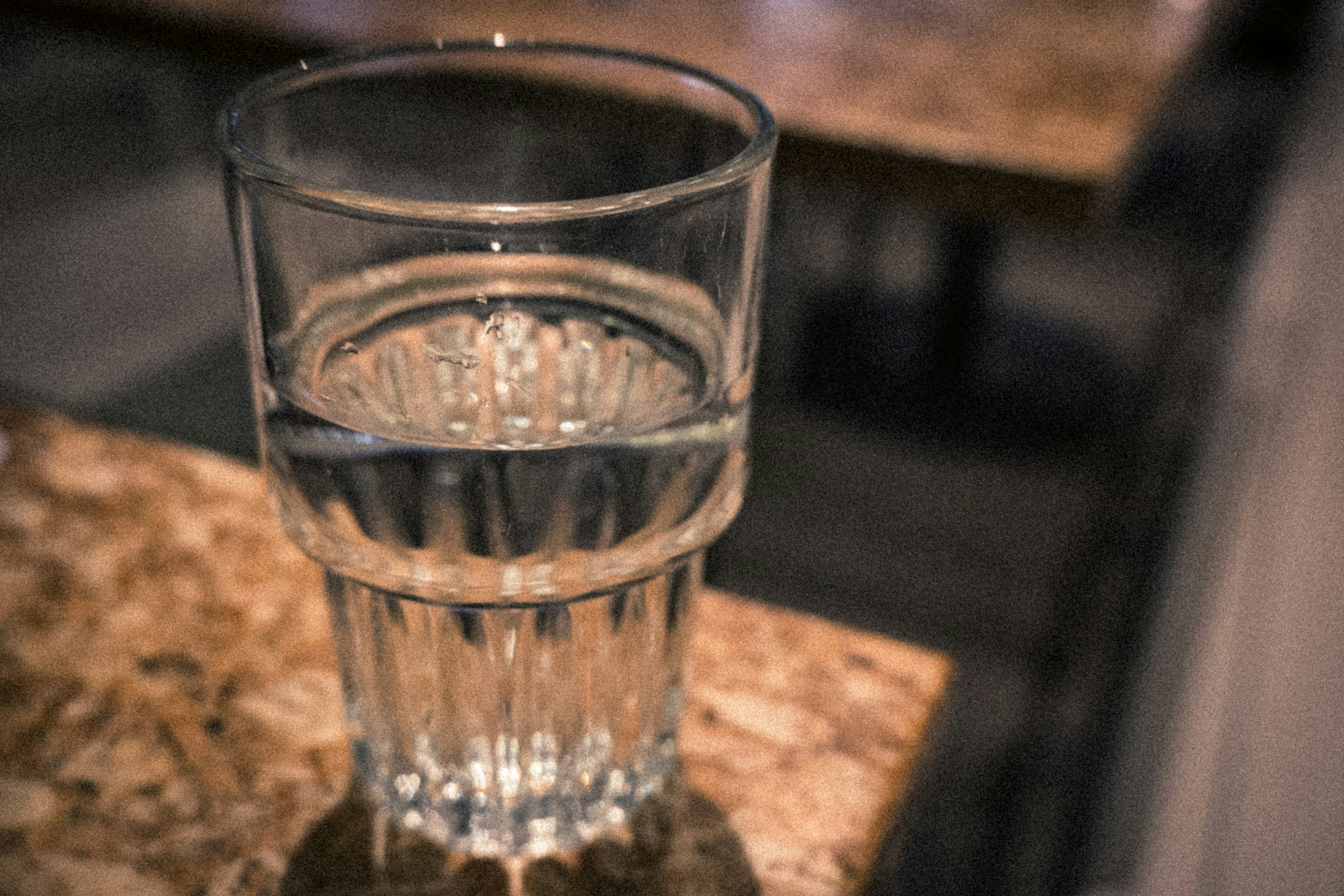 durchsichtige Wasserglas auf einem Holztisch
