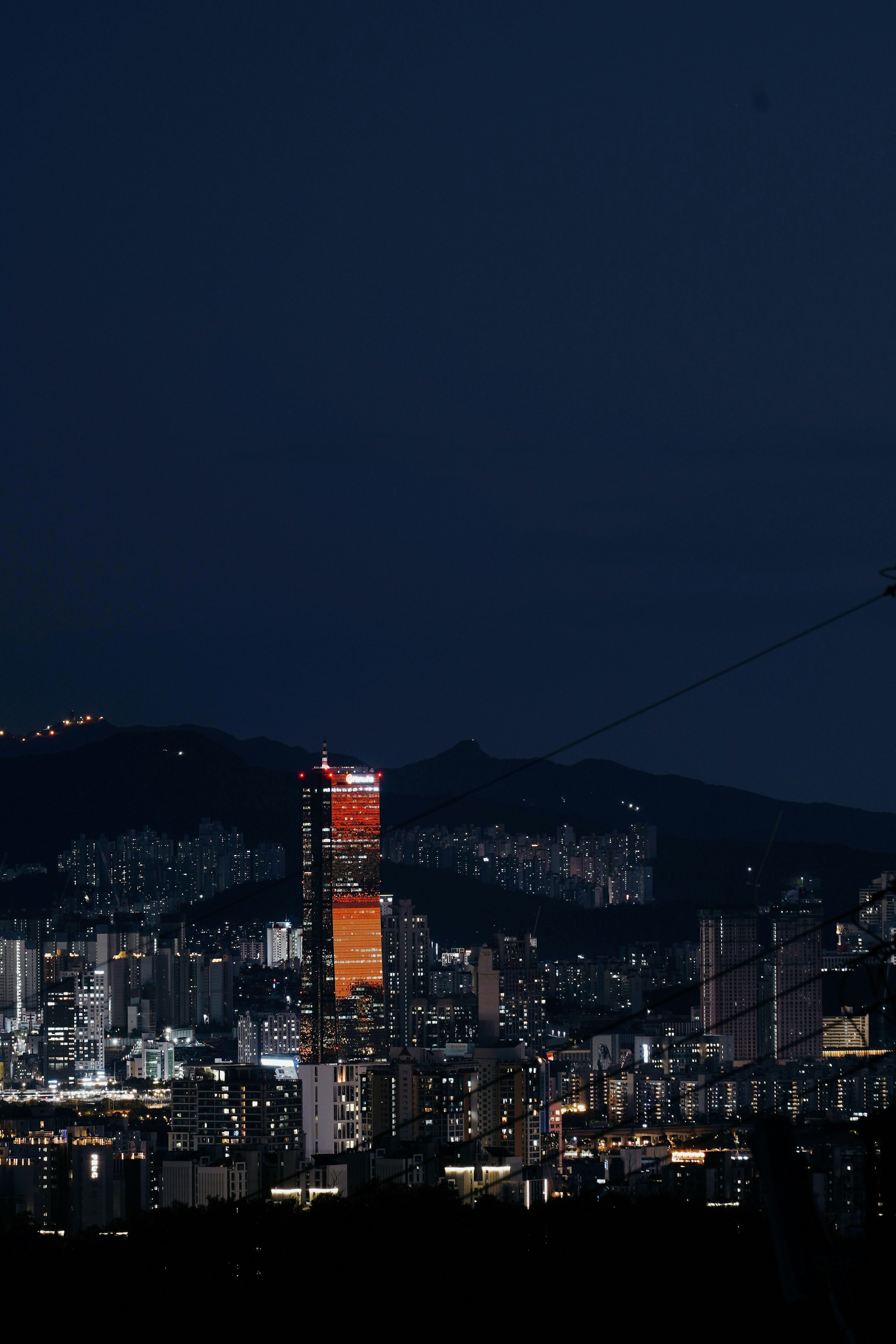 夜景の高層ビル群と街の灯りが広がる都市の眺め