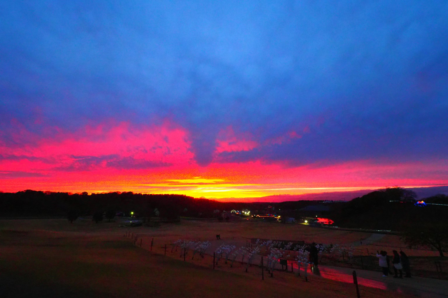Stunning Sonnenuntergang mit lebhaften Farben und Silhouetten am Horizont