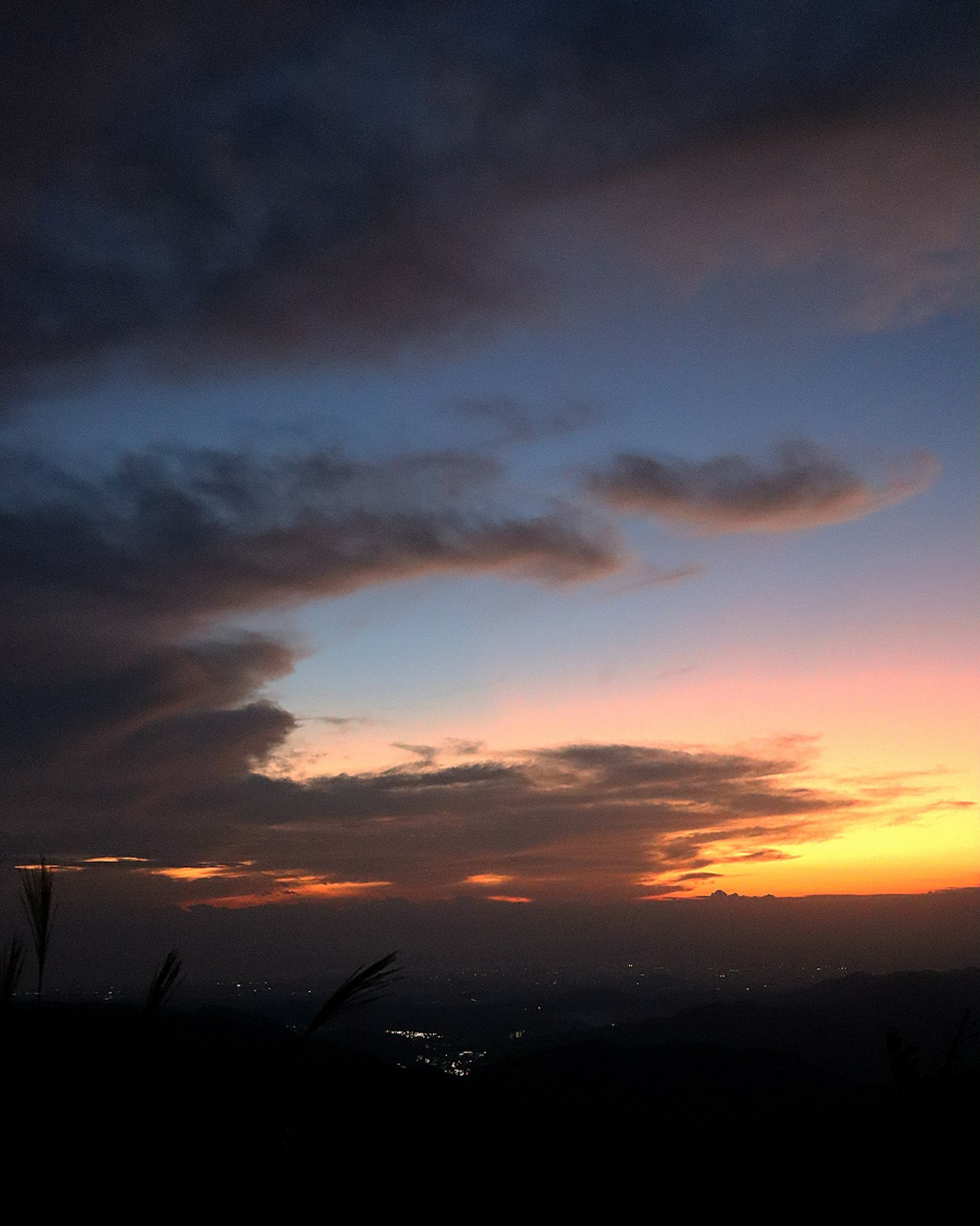 Bellissimo cielo al tramonto con nuvole