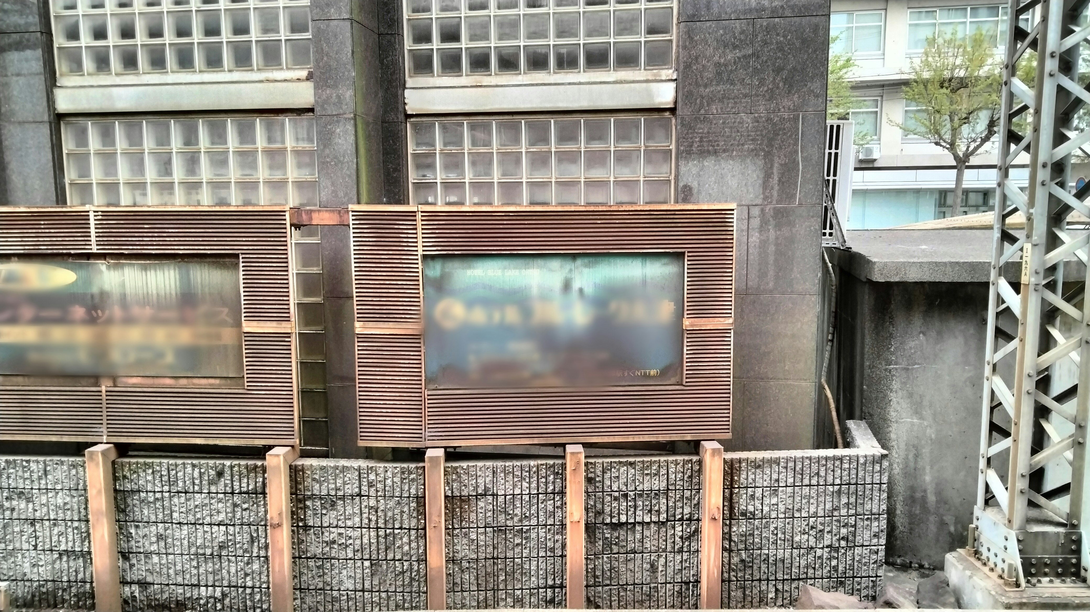 金属格子と銅色のパネルが並ぶ建物の外壁