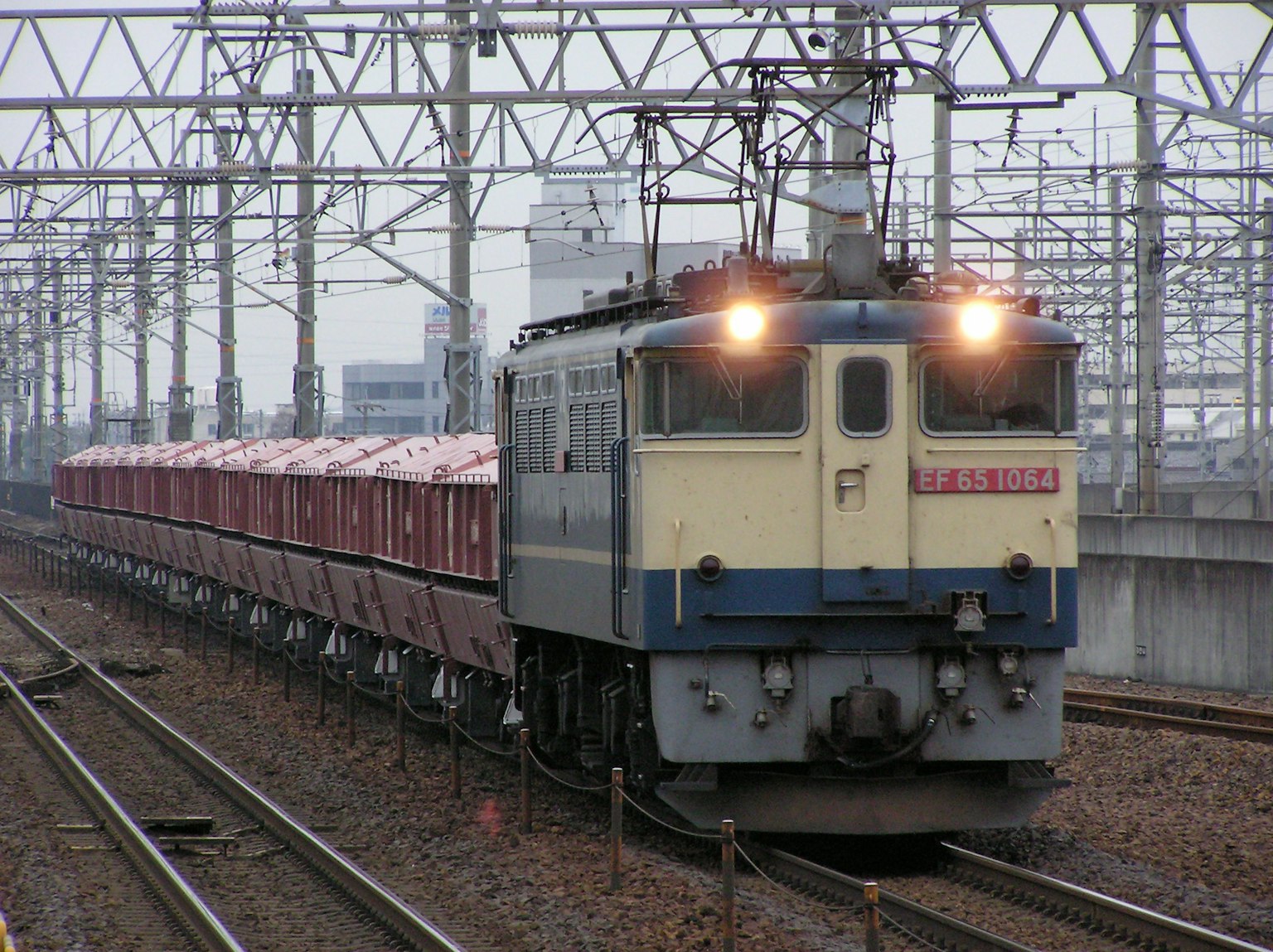 Tren de carga en movimiento sobre rieles