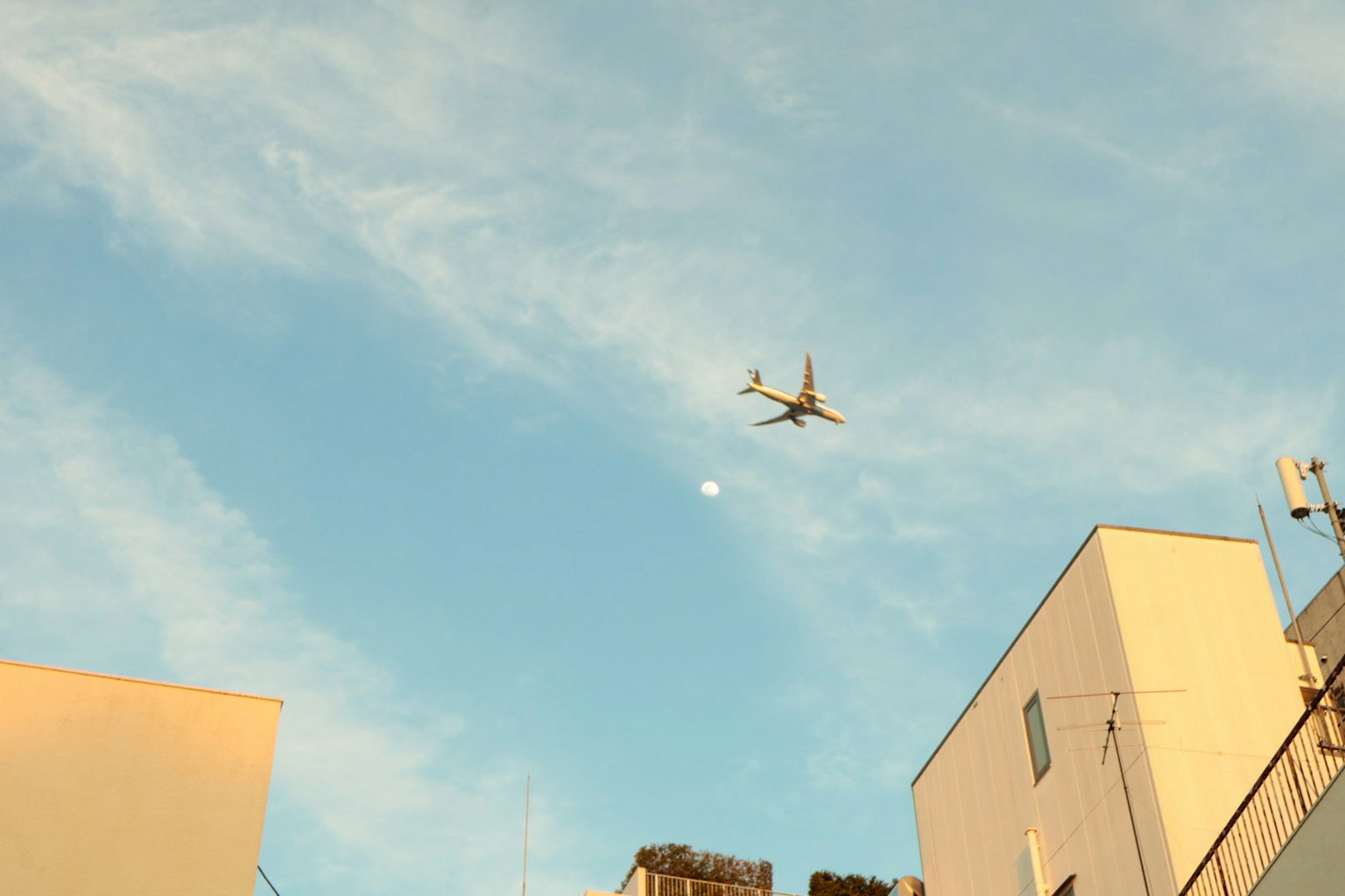 Aereo che vola nel cielo sopra gli edifici