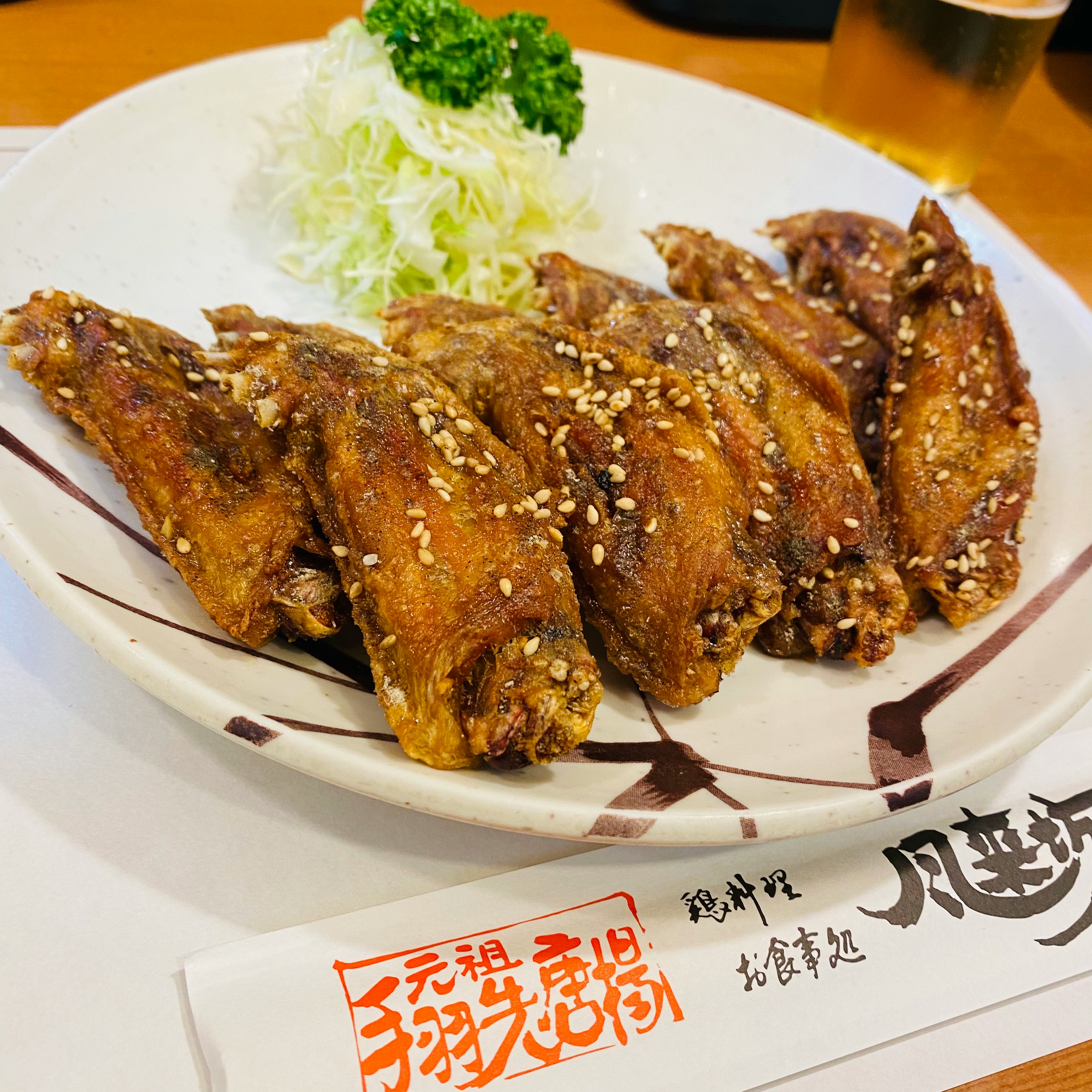 盘中摆放的烤串与白芝麻