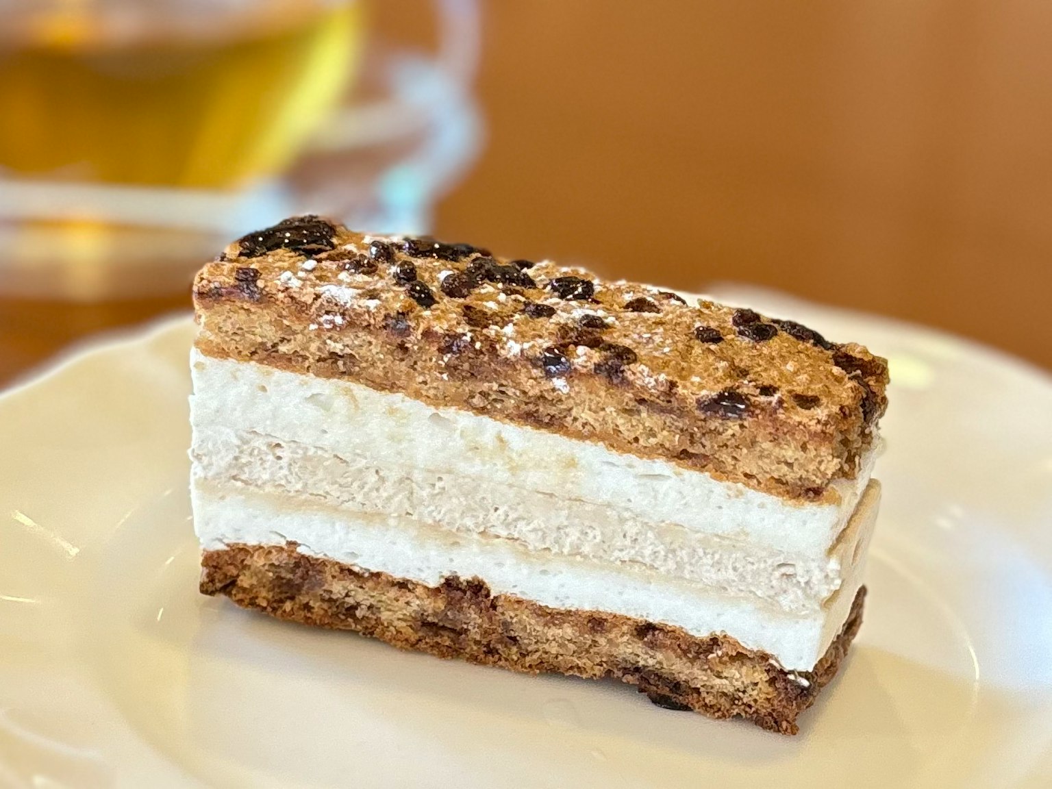 Fetta di dessert con strati di crema e biscotto