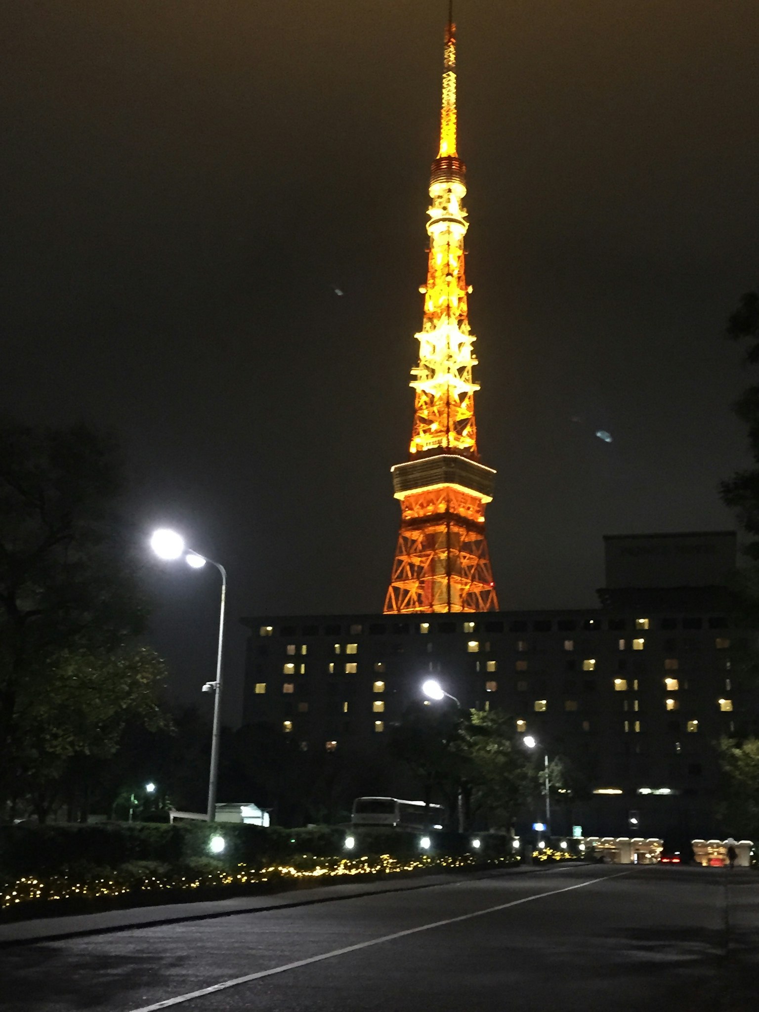 Torre de Tokio iluminada por la noche con un brillo naranja