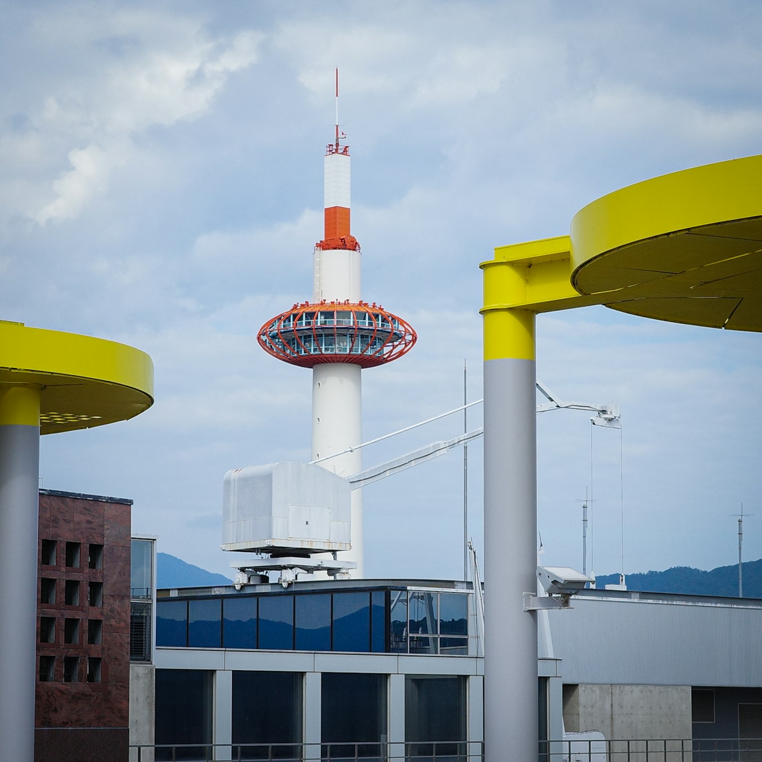 Vue de la tour de Kyoto avec des structures circulaires jaunes au premier plan