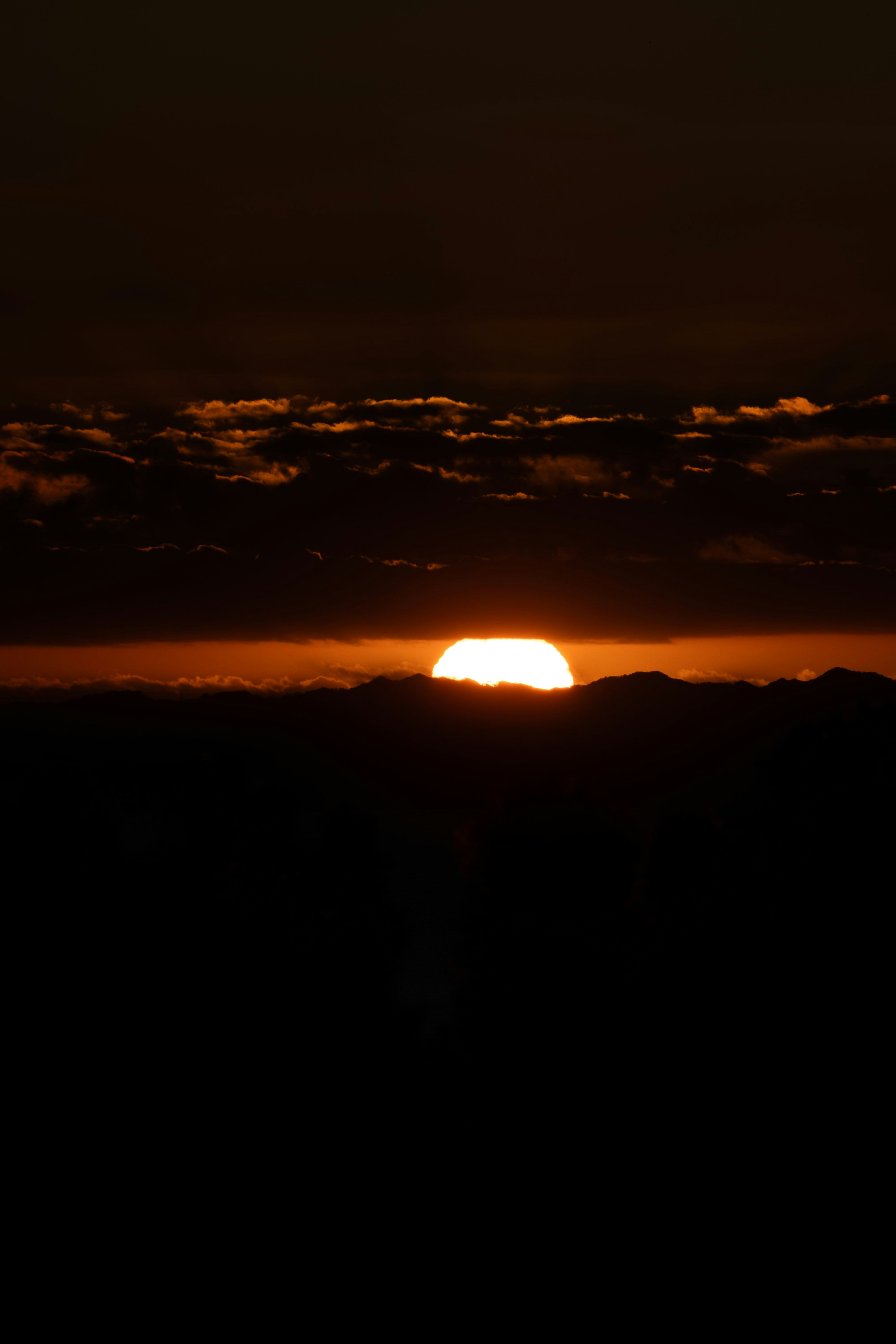 soleil couchant au-dessus des nuages