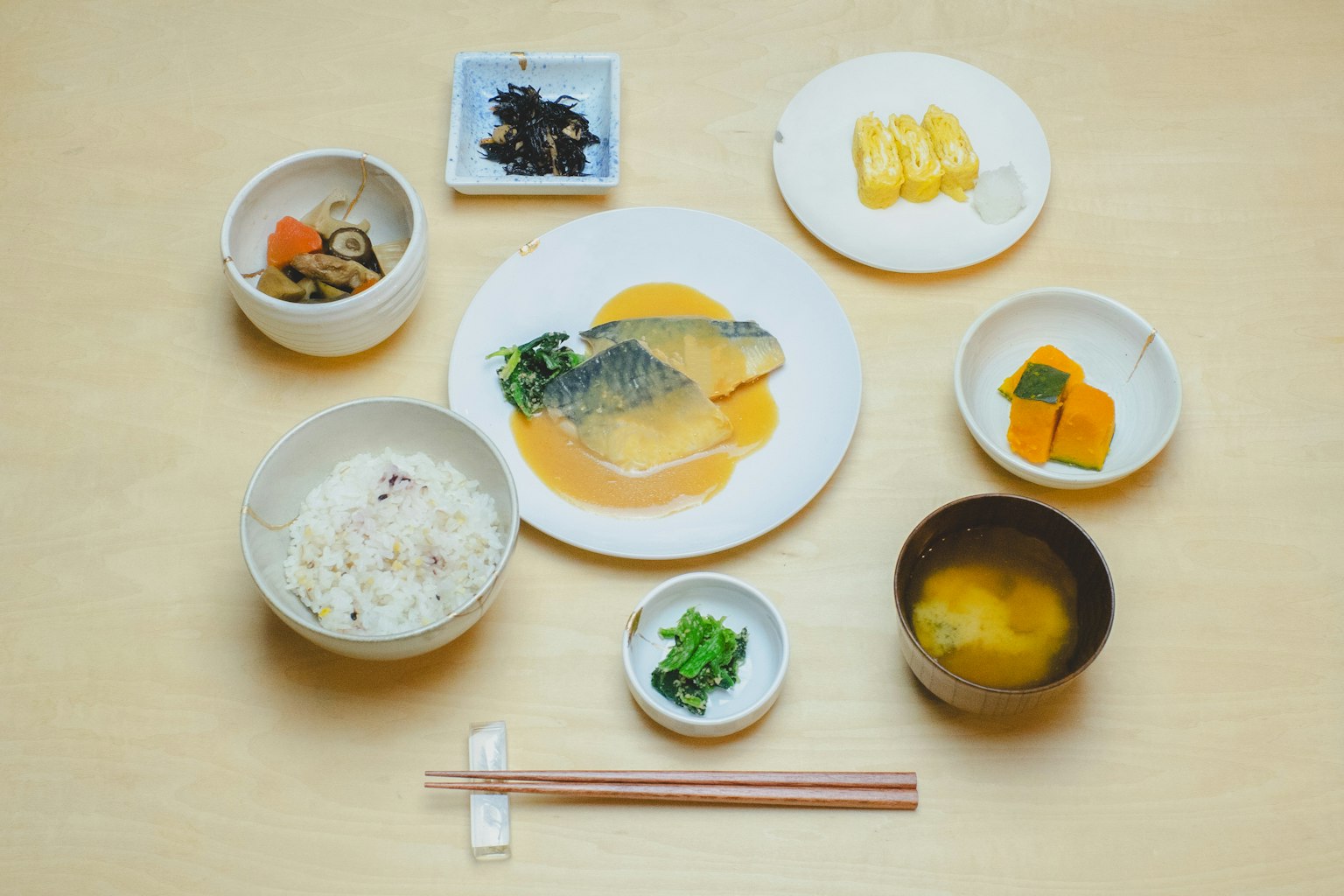 Disposición de comida japonesa arroz pescado sopa de miso encurtidos verduras similares a una ensalada