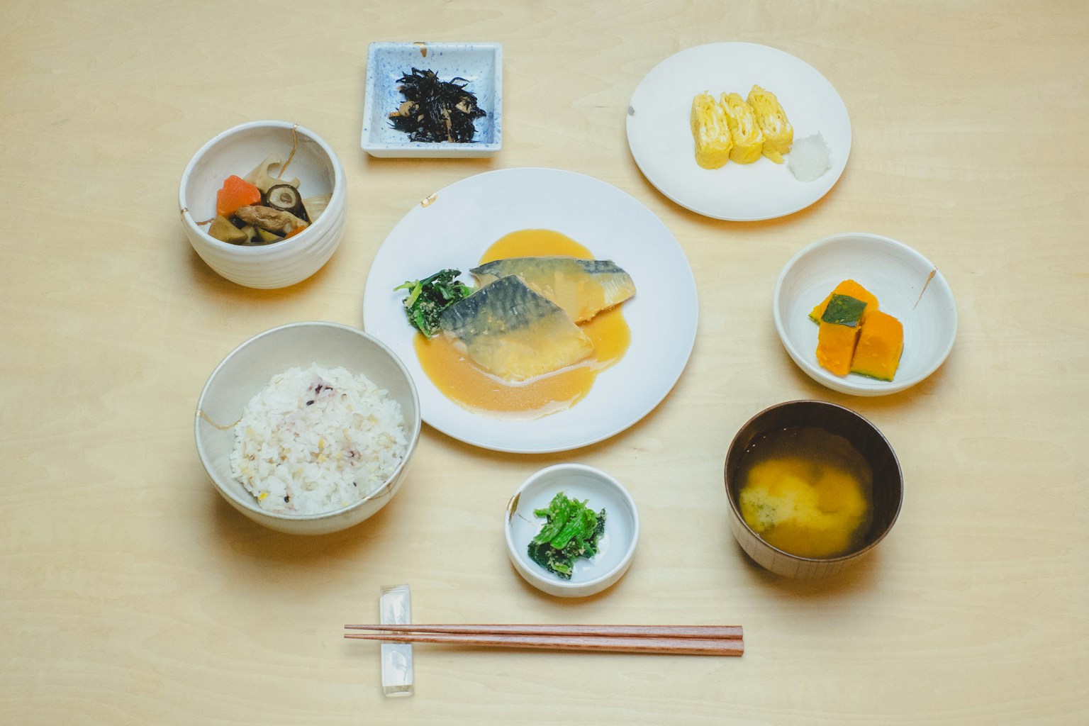 日本餐擺盤 米飯 魚味噌湯 醃菜 蔬菜沙拉般