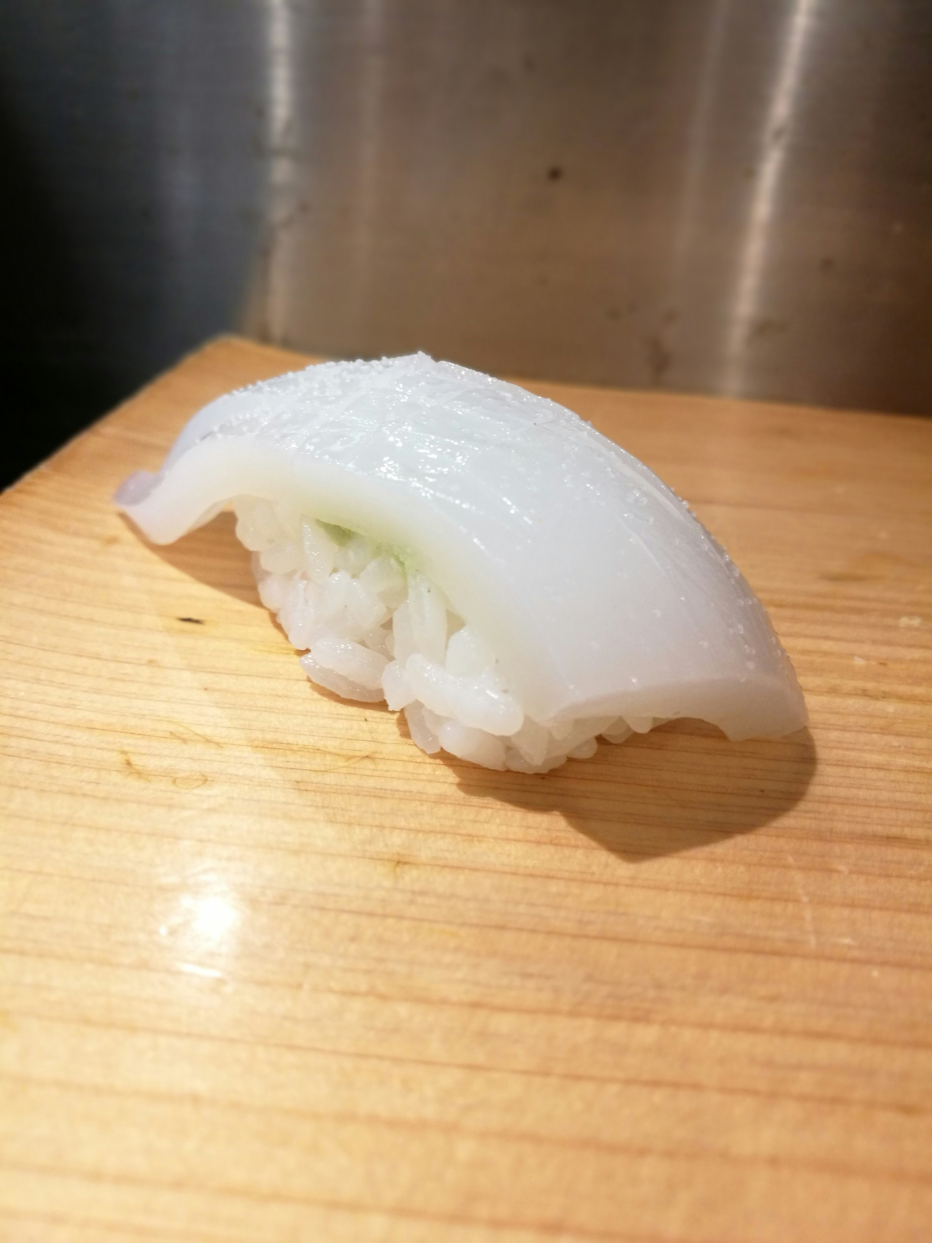 nigiri sushi su un tagliere di legno