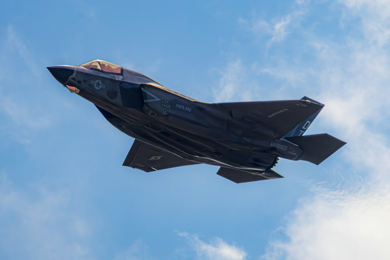 푸른 하늘을 배경으로 비행하는 F-35 전투기
