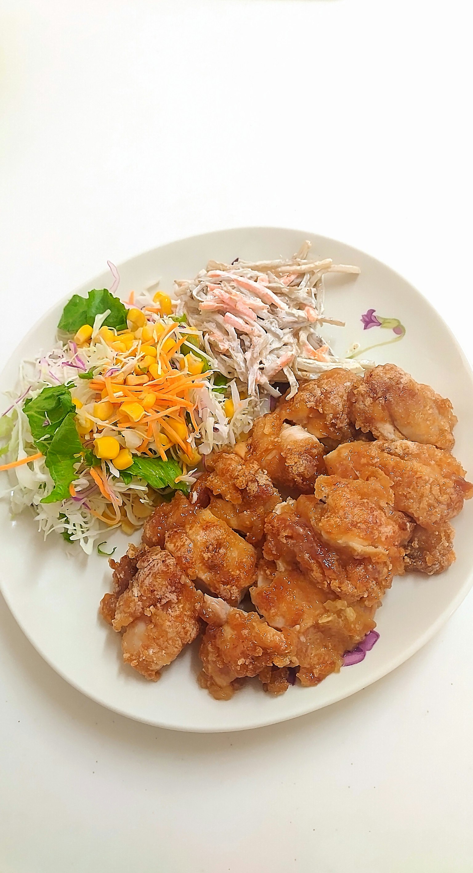 Piatto di pollo fritto con insalata e verdure grattugiate
