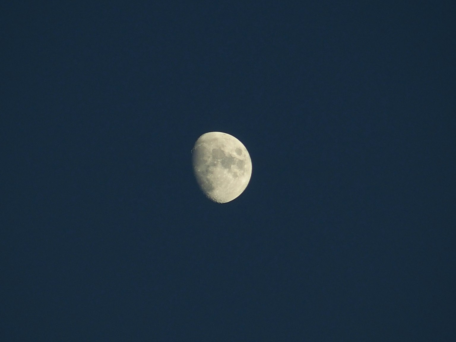 Luna brillante en cuarto en un cielo azul