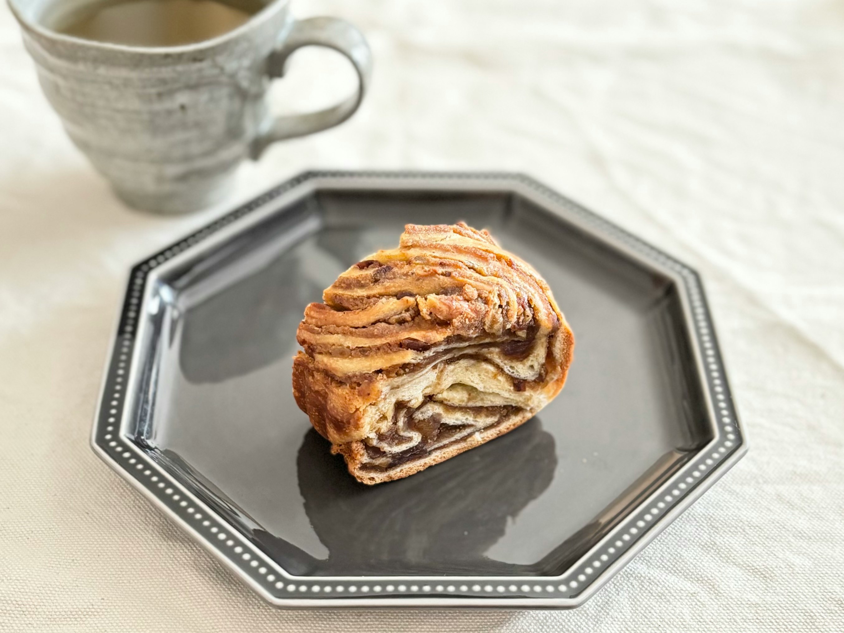 銀色のトレイにのったシナモンロールのような焼き菓子