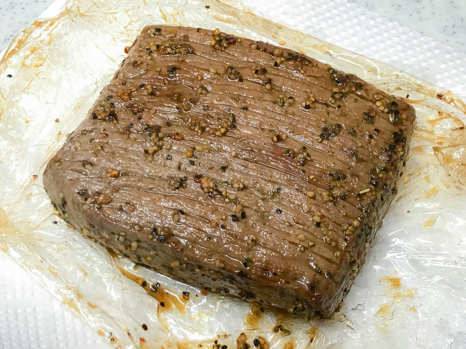 一塊調味肉放在紙巾上