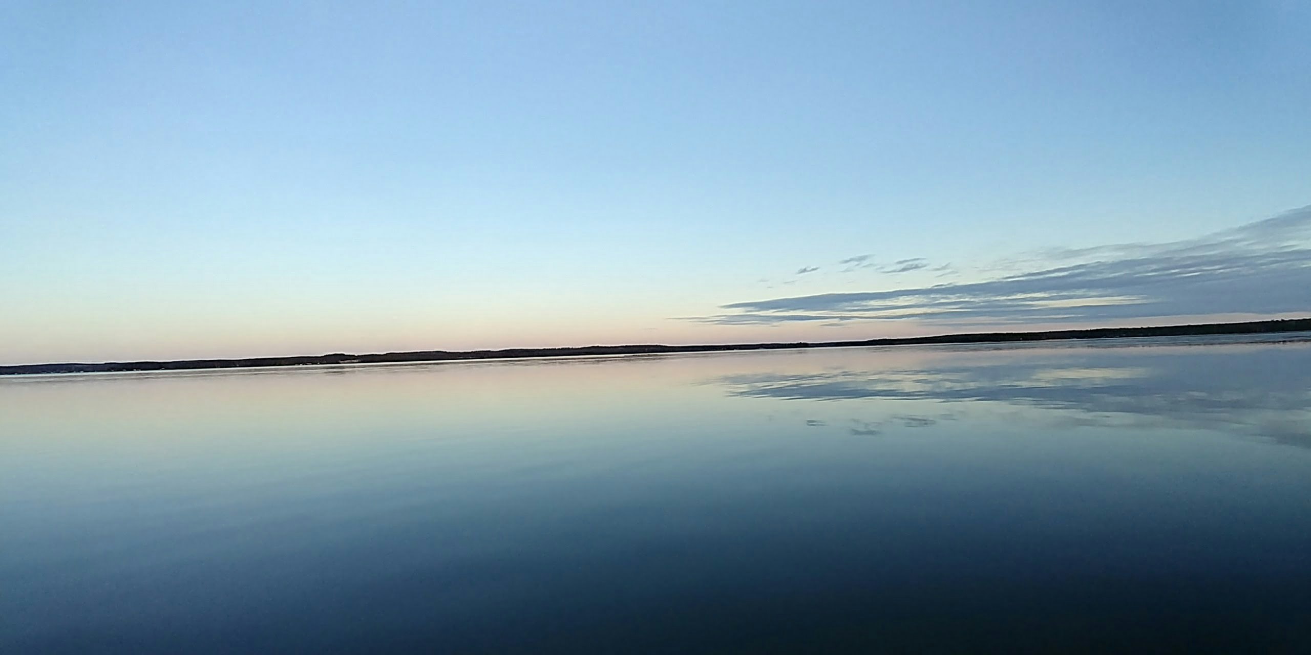 acqua calma all’orizzonte al tramonto