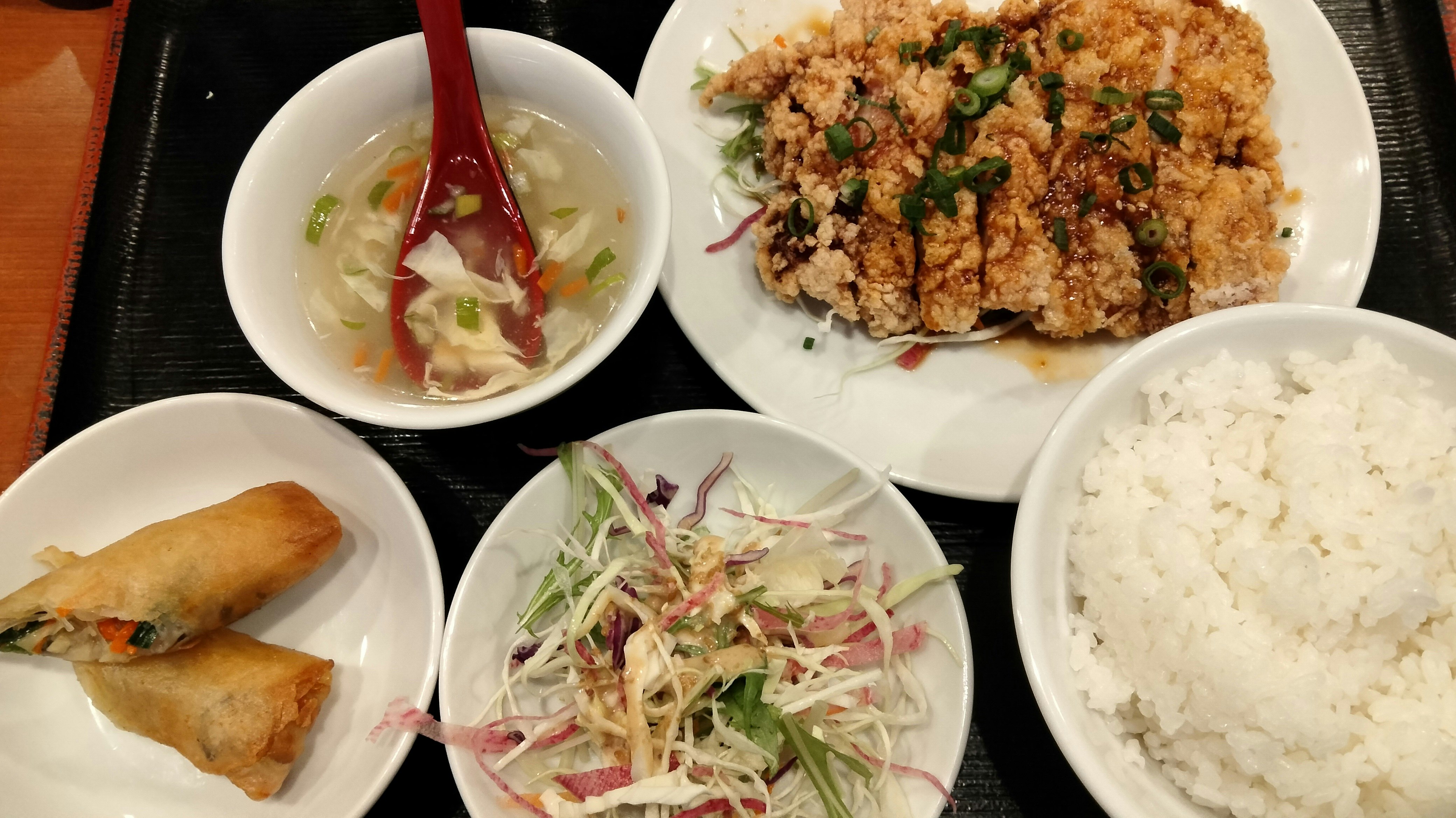 白飯、餃子、湯和沙拉的餐桌擺盤