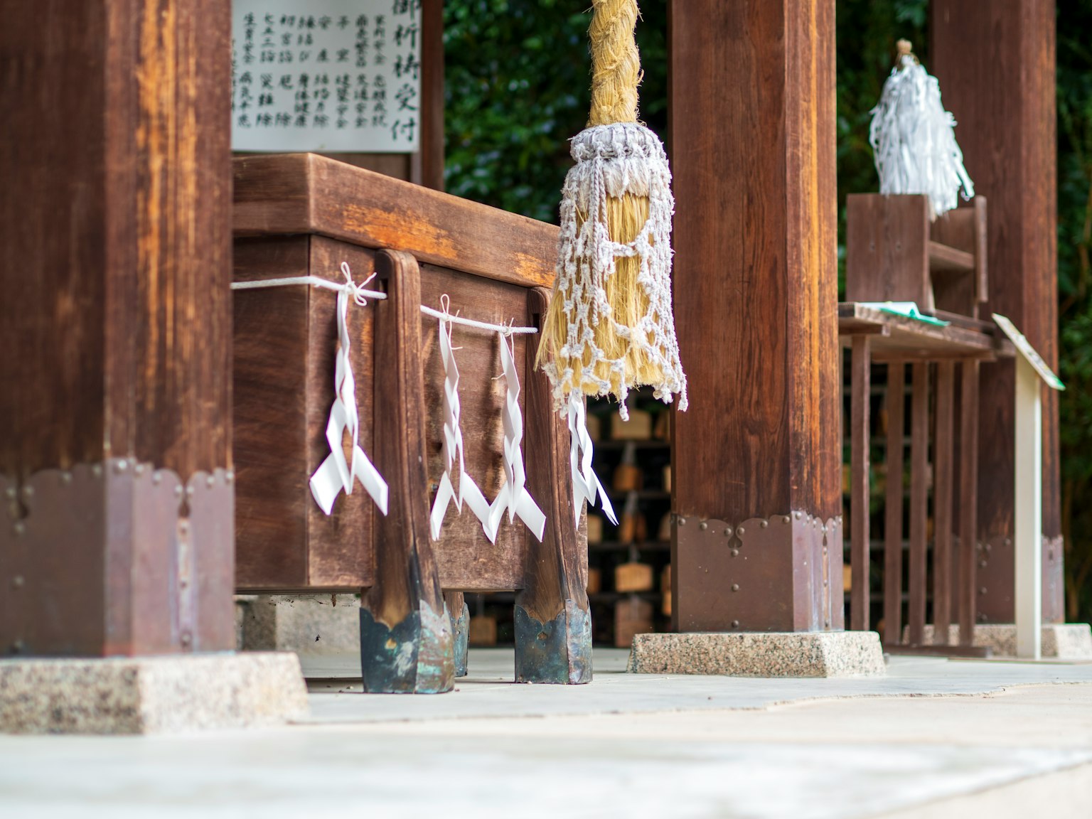 Autel en bois d'un sanctuaire avec shimenawa blanc dans un cadre tranquille