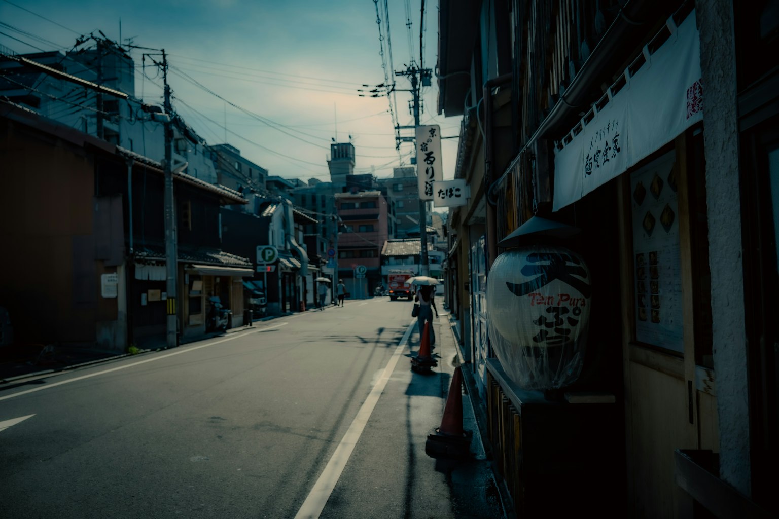 日本古镇街道景观，黑暗建筑和灯笼