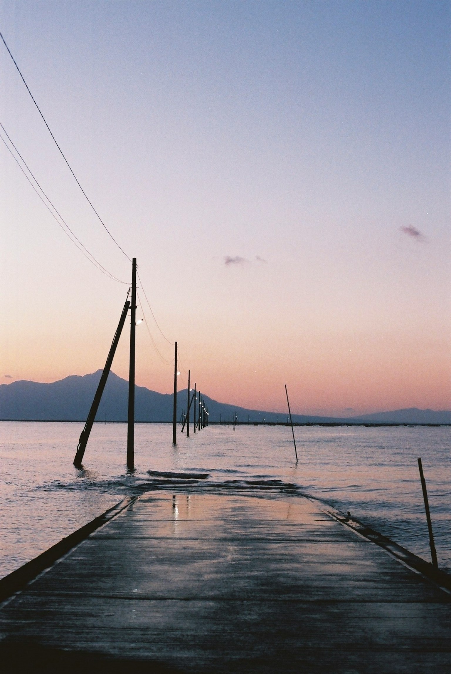 海上宁静日落与码头