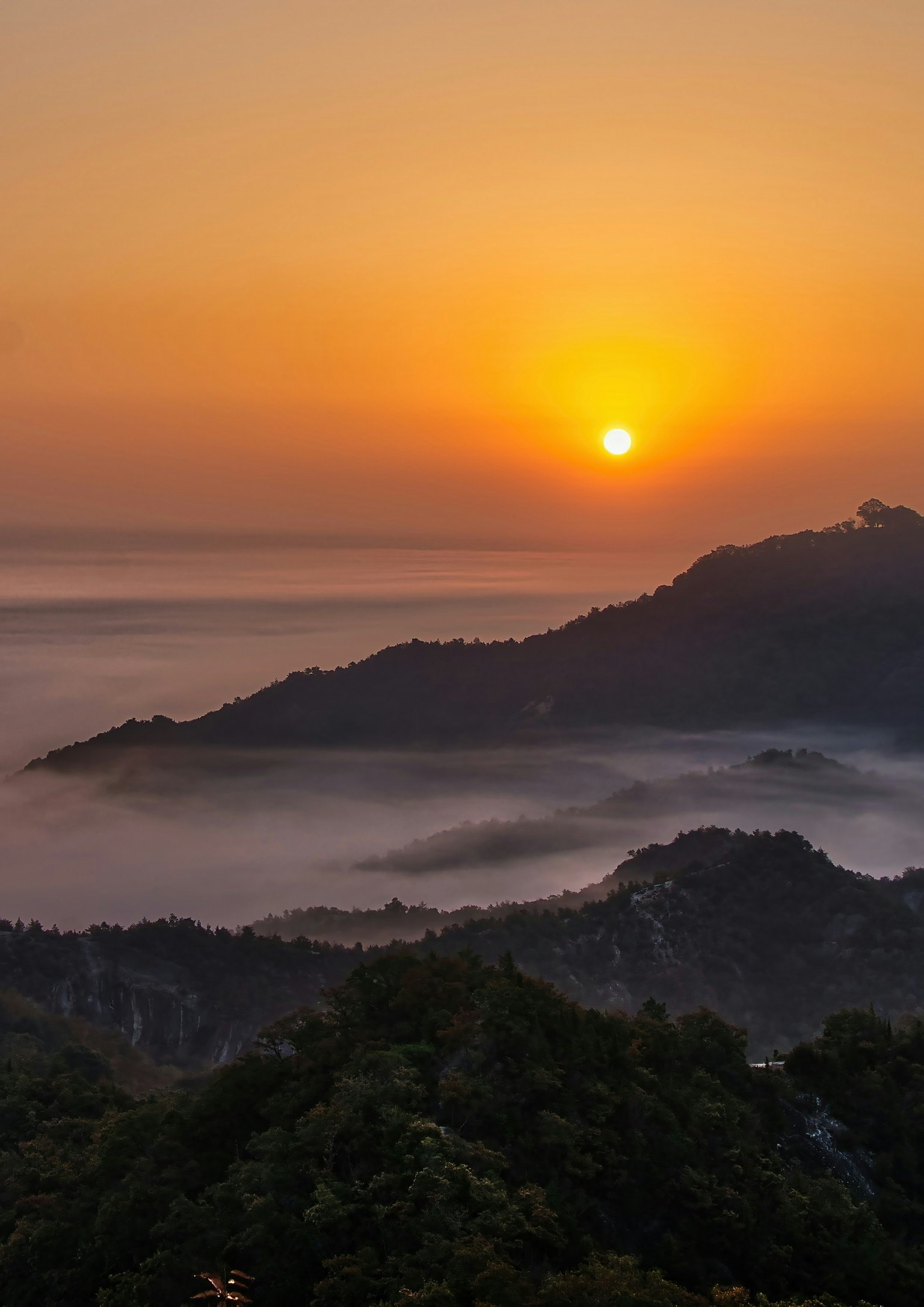 Stupendo tramonto sulle montagne con valli nebbiose