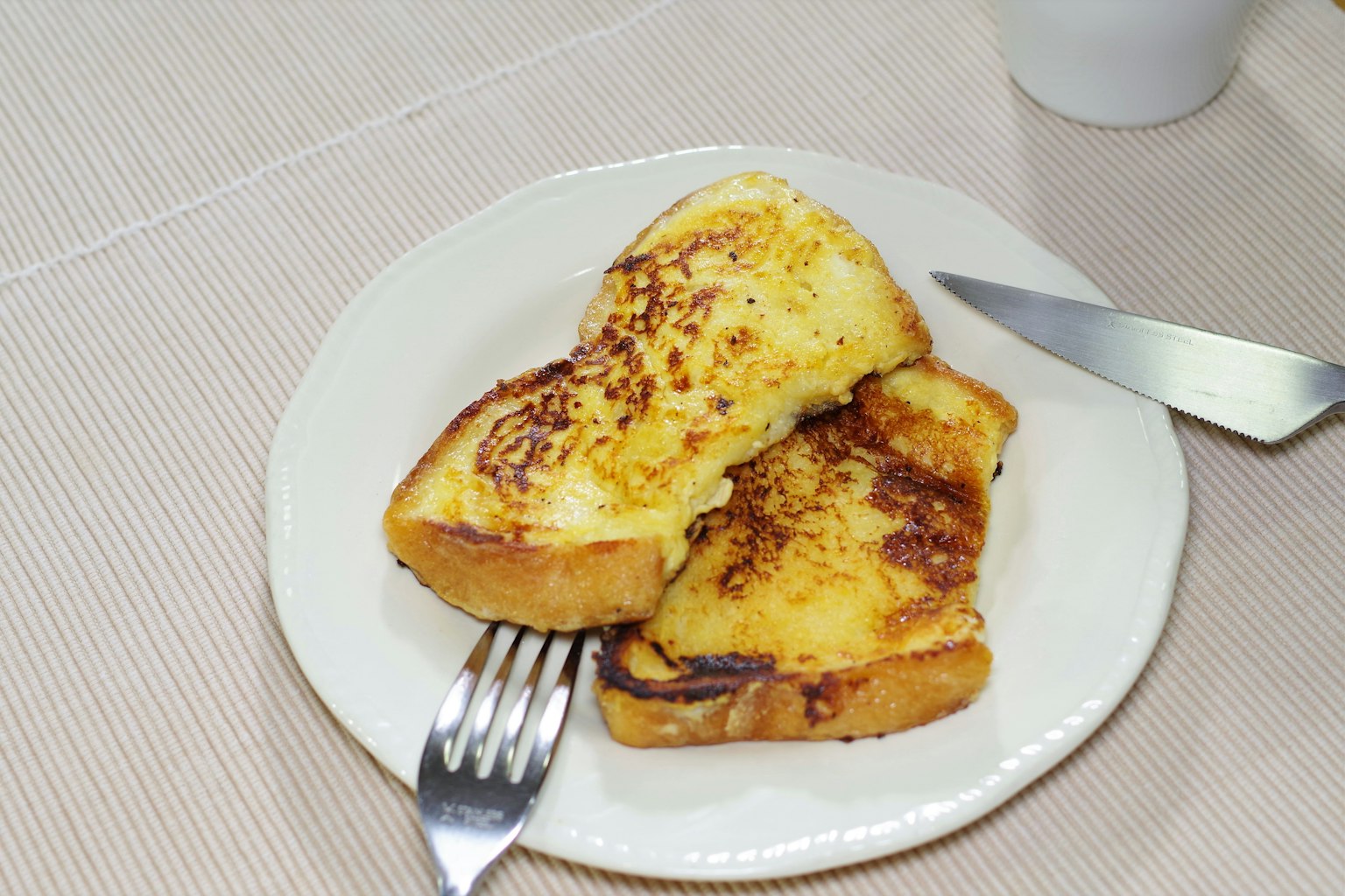 Toast francese dorato servito su un piatto