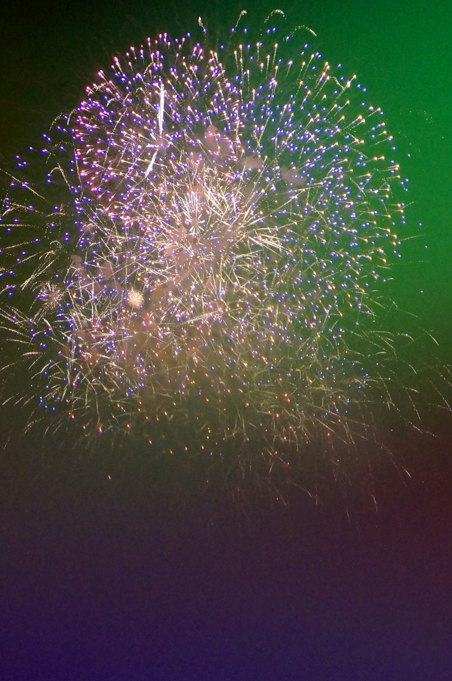 Fuegos artificiales coloridos explotando sobre un fondo verde