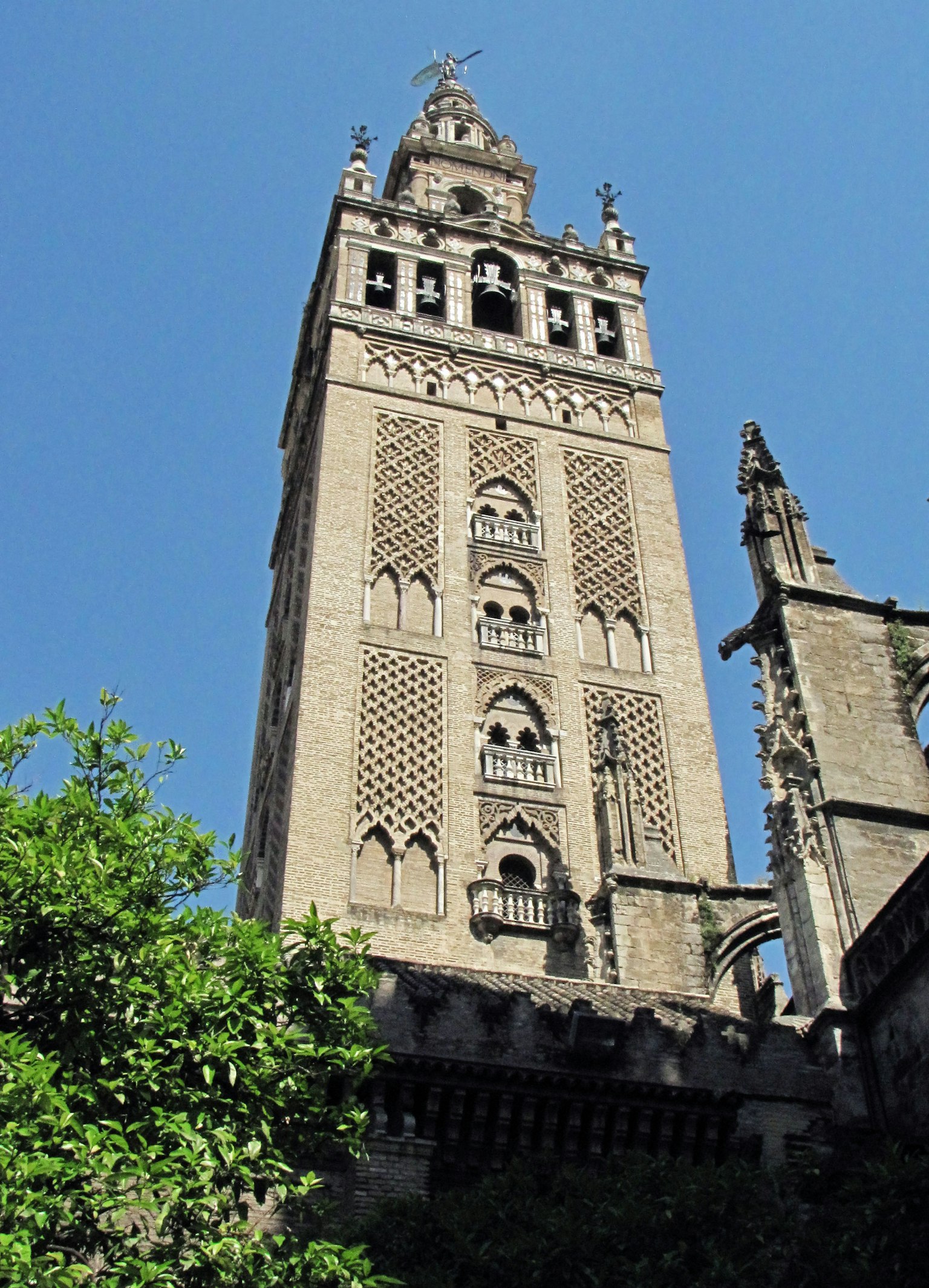 Cái nhìn chi tiết về tháp Giralda ở Seville với bầu trời xanh
